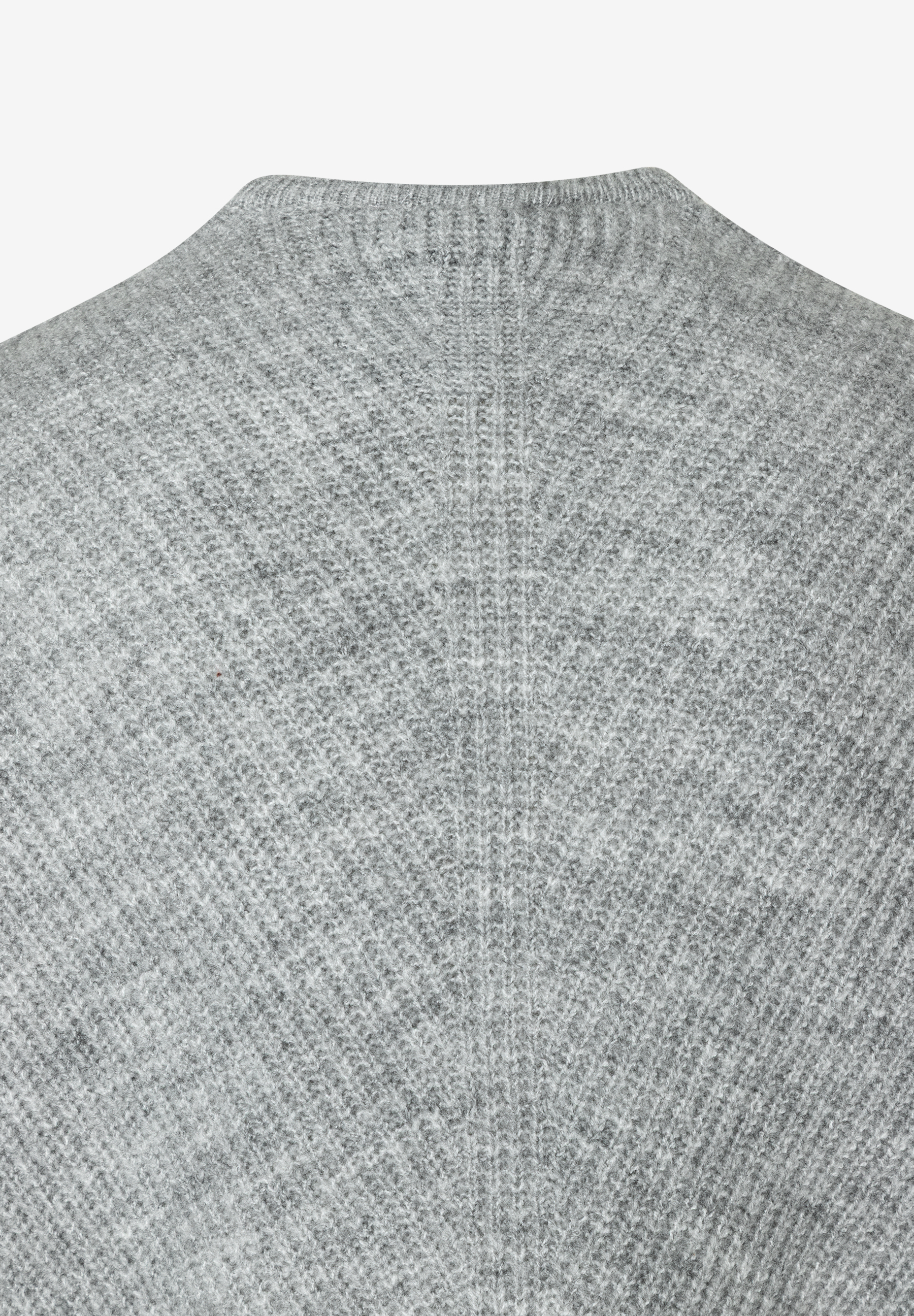 Nahaufnahme eines grauen Rippstrick-Pullovers von MORE & MORE, der einen angenehmen Tragekomfort verspricht. Nahaufnahme eines grauen Rippstrick-Pullovers von MORE & MORE, der einen angenehmen Tragekomfort verspricht.