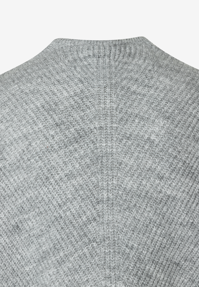 Nahaufnahme eines grauen Rippstrick-Pullovers von MORE & MORE, der einen angenehmen Tragekomfort verspricht. Nahaufnahme eines grauen Rippstrick-Pullovers von MORE & MORE, der einen angenehmen Tragekomfort verspricht.