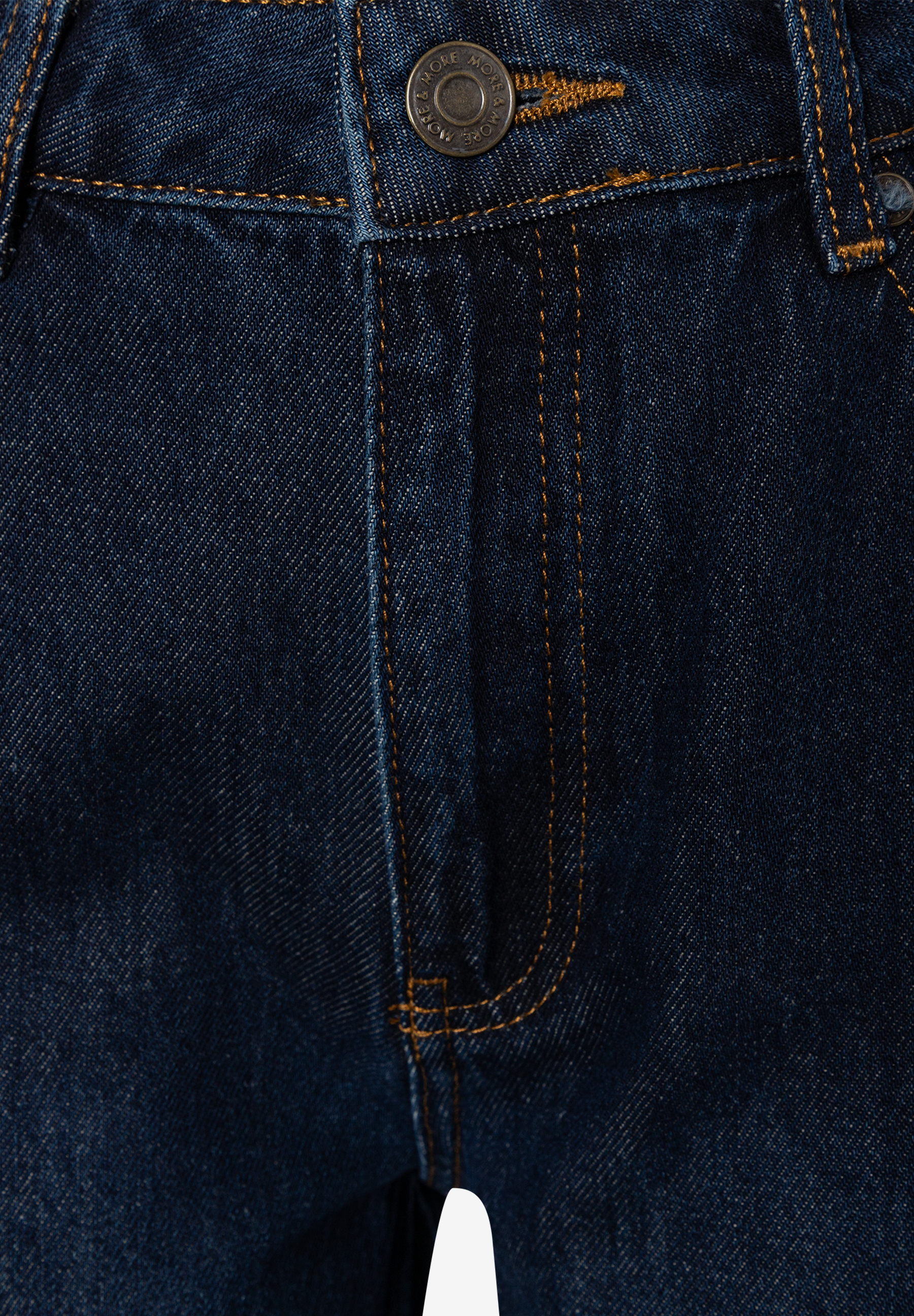 MORE & MORE Jeans: Nahaufnahme einer dunkelblauen Jeans mit goldener Naht und Knopfverschluss.