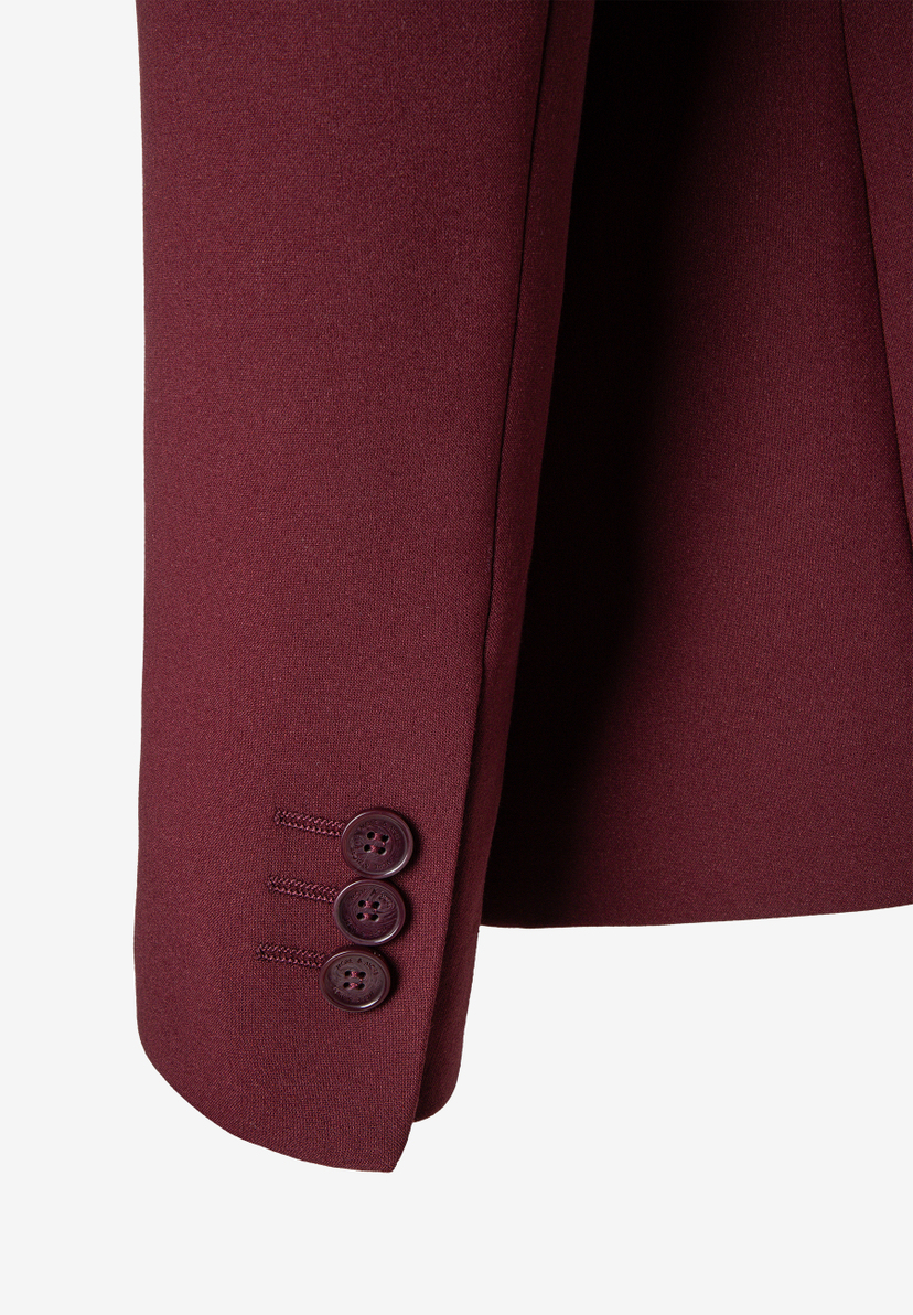 MORE & MORE bordeauxroter Blazer. Nahaufnahme des Ärmels mit drei Knöpfen, die jeweils mit „MORE & MORE“ beschriftet sind.