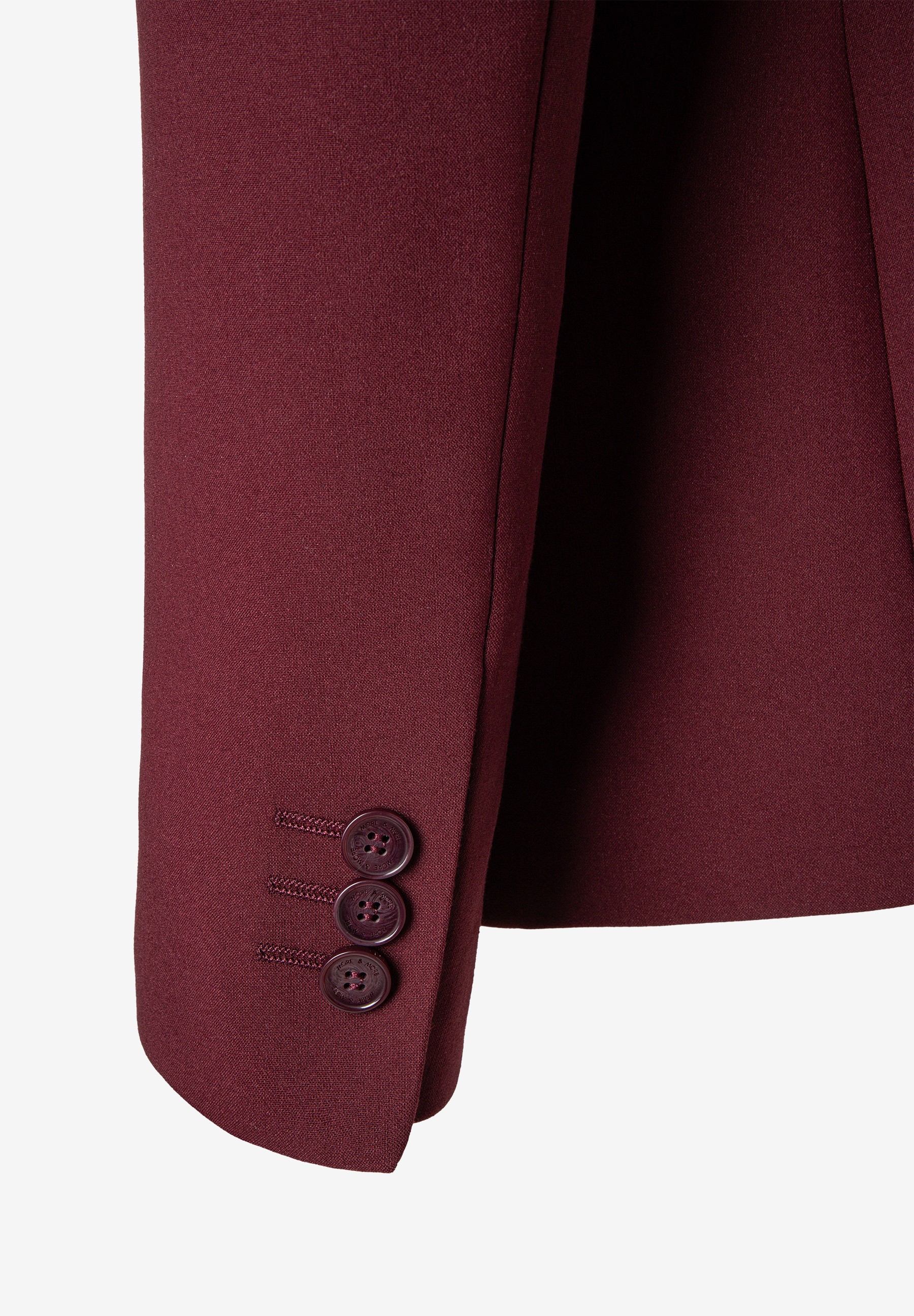 MORE & MORE bordeauxroter Blazer. Nahaufnahme des Ärmels mit drei Knöpfen, die jeweils mit „MORE & MORE“ beschriftet sind. MORE & MORE bordeauxroter Blazer. Nahaufnahme des Ärmels mit drei Knöpfen, die jeweils mit „MORE & MORE“ beschriftet sind.