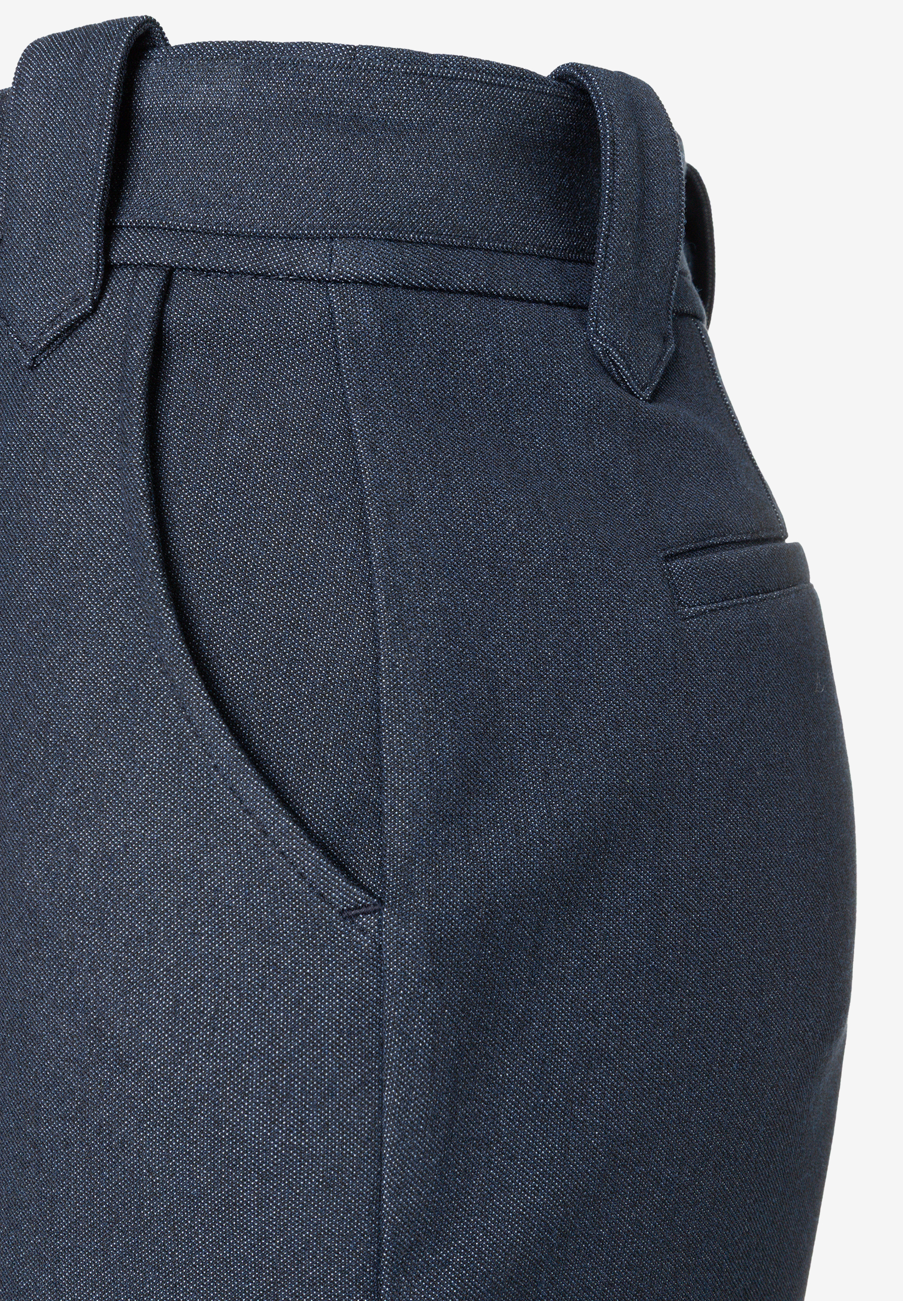 MORE & MORE dunkelblaue Jeans in Close-up, die Hüfttaschen, Gürtelschlaufen und den robusten Denimstoff zeigt. MORE & MORE dunkelblaue Jeans in Close-up, die Hüfttaschen, Gürtelschlaufen und den robusten Denimstoff zeigt.