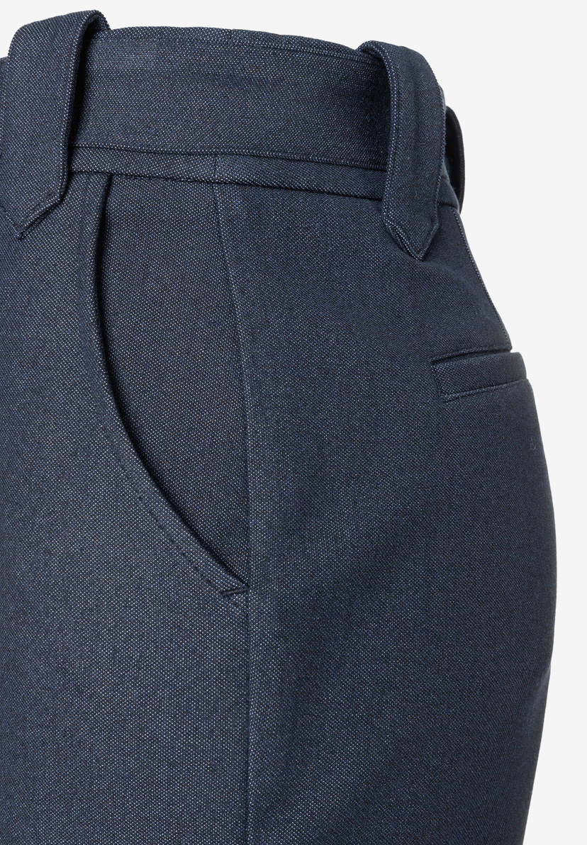 Detailansicht der MORE & MORE Hose: dunkelblaue Jeans mit seitlicher Tasche und Gürtelschlaufen. Detailansicht der MORE & MORE Hose: dunkelblaue Jeans mit seitlicher Tasche und Gürtelschlaufen.