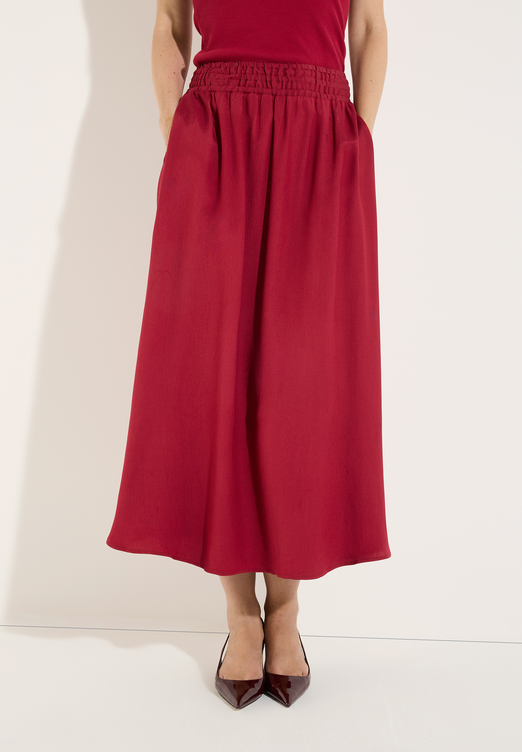 MORE & MORE Midi-Rock in Dunkelrot, A-Linie, mit Gummizugbund und seitlichen Eingrifftaschen. Perfekt kombiniert mit roten Pumps.