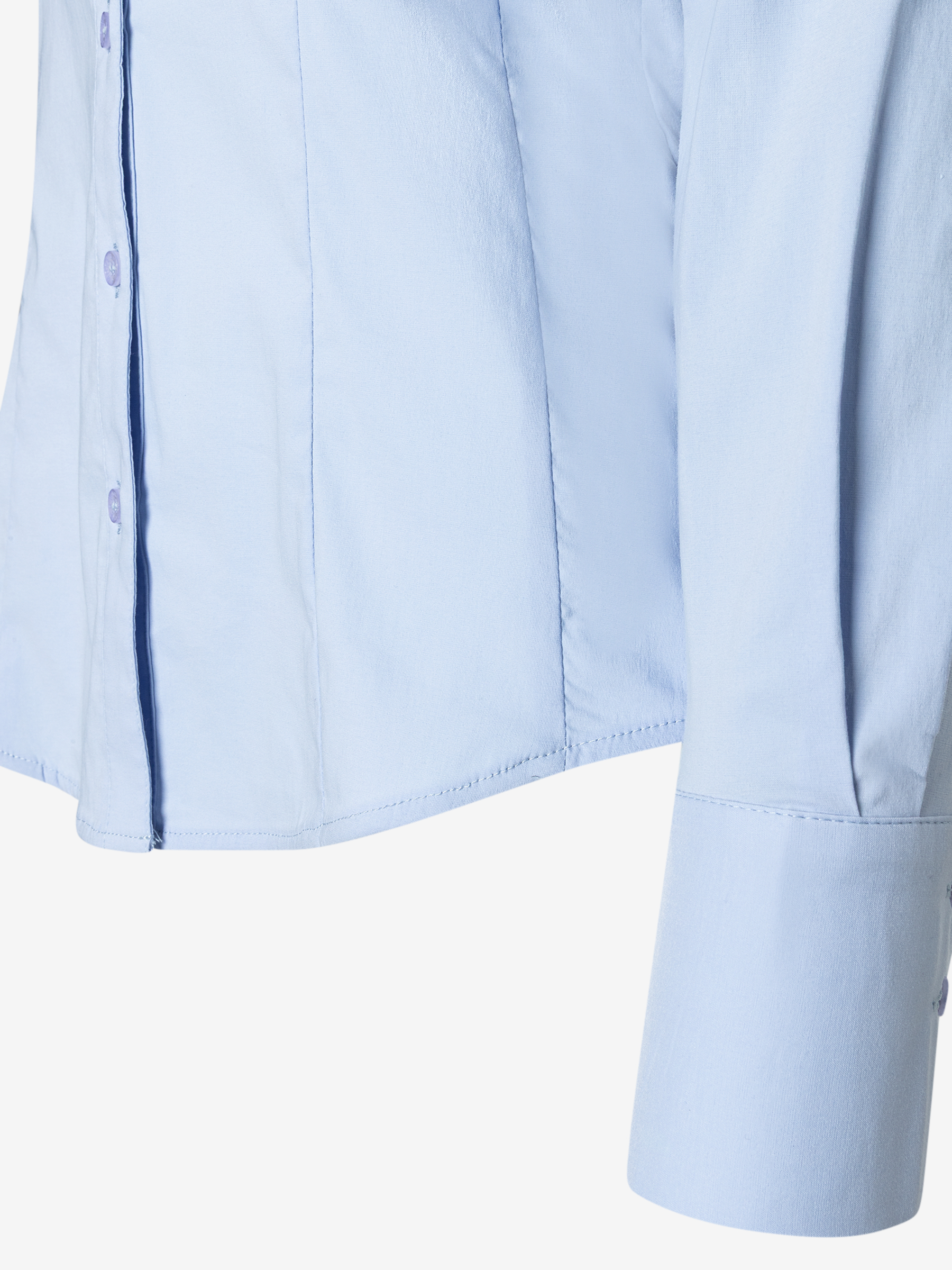 Detailaufnahme einer hellblauen Bluse von MORE & MORE mit Knopfleiste und Ärmelmanschette. Detailaufnahme einer hellblauen Bluse von MORE & MORE mit Knopfleiste und Ärmelmanschette.