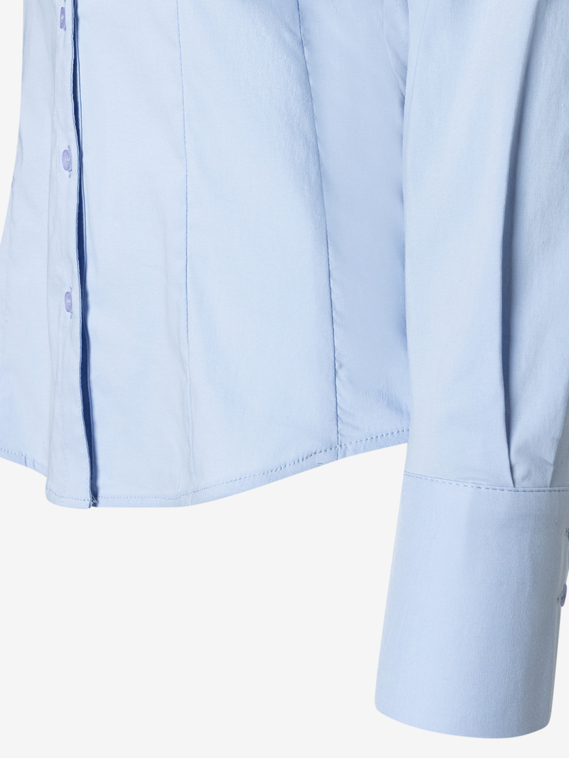 Detailaufnahme einer hellblauen Bluse von MORE & MORE mit Knopfleiste und Ärmelmanschette. Detailaufnahme einer hellblauen Bluse von MORE & MORE mit Knopfleiste und Ärmelmanschette.