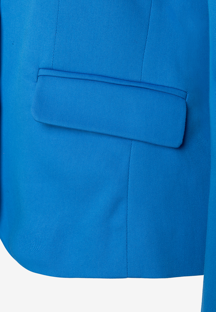 Nahaufnahme eines blauen MORE & MORE Blazers mit einer aufgesetzten Tasche.