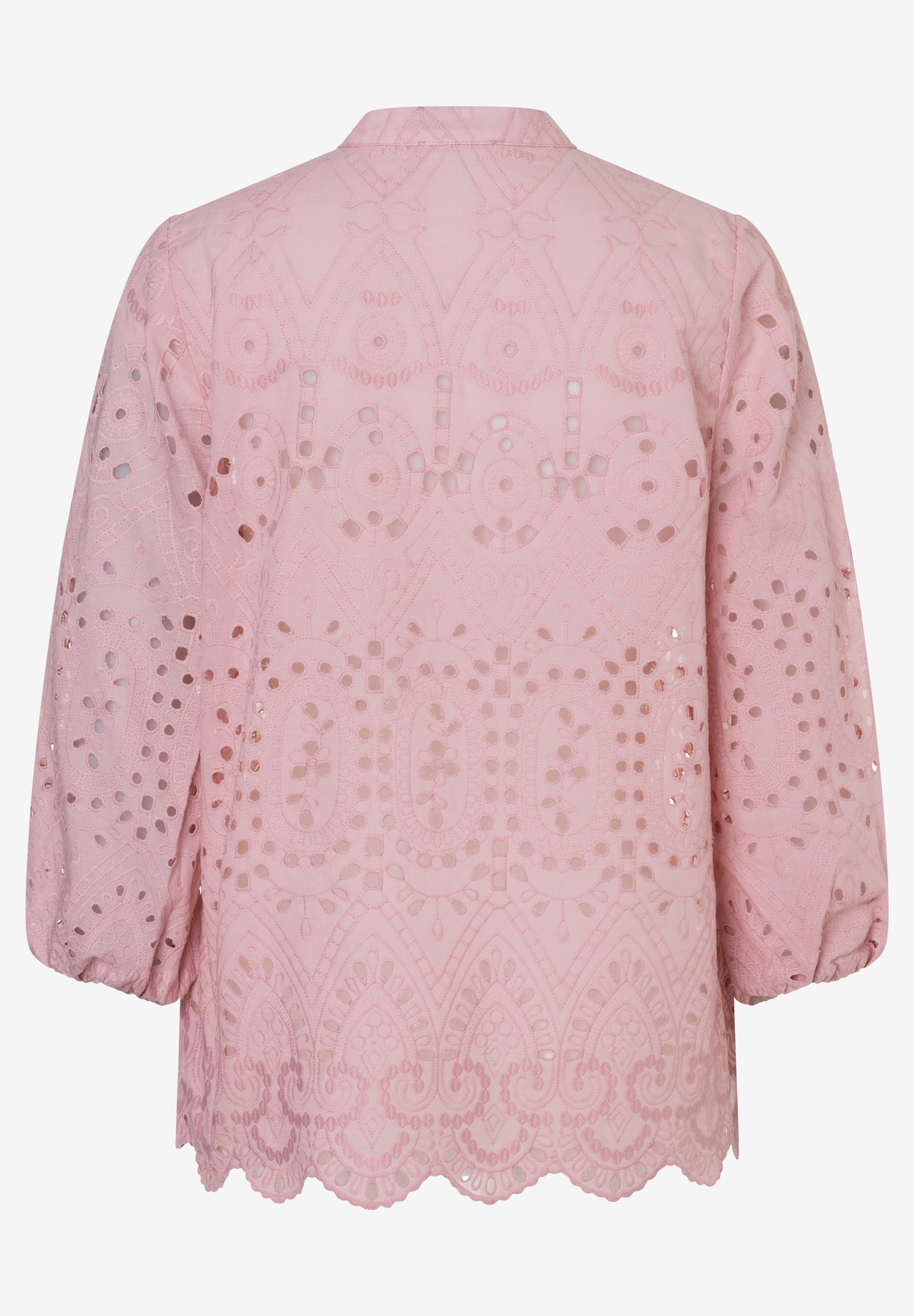 Eine MORE & MORE Bluse in Rosa mit Lochstickerei, leichter Transparenz und 3/4-Ärmeln. Hinten ist ein Kragenansatz sichtbar.