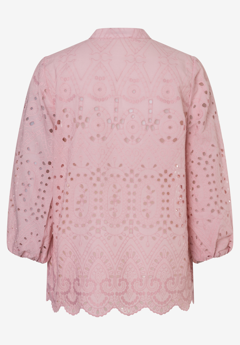 Eine MORE & MORE Bluse in Rosa mit Lochstickerei, leichter Transparenz und 3/4-Ärmeln. Hinten ist ein Kragenansatz sichtbar.