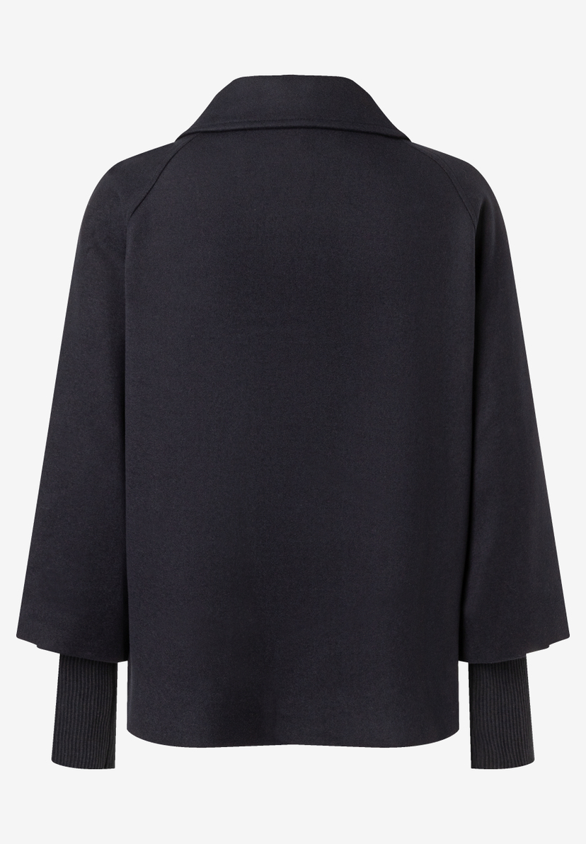 MORE & MORE schwarze Jacke mit kurzen, weiten Ärmeln und gestrickten Bündchen. Der Kragen ist flachliegend. MORE & MORE schwarze Jacke mit kurzen, weiten Ärmeln und gestrickten Bündchen. Der Kragen ist flachliegend.