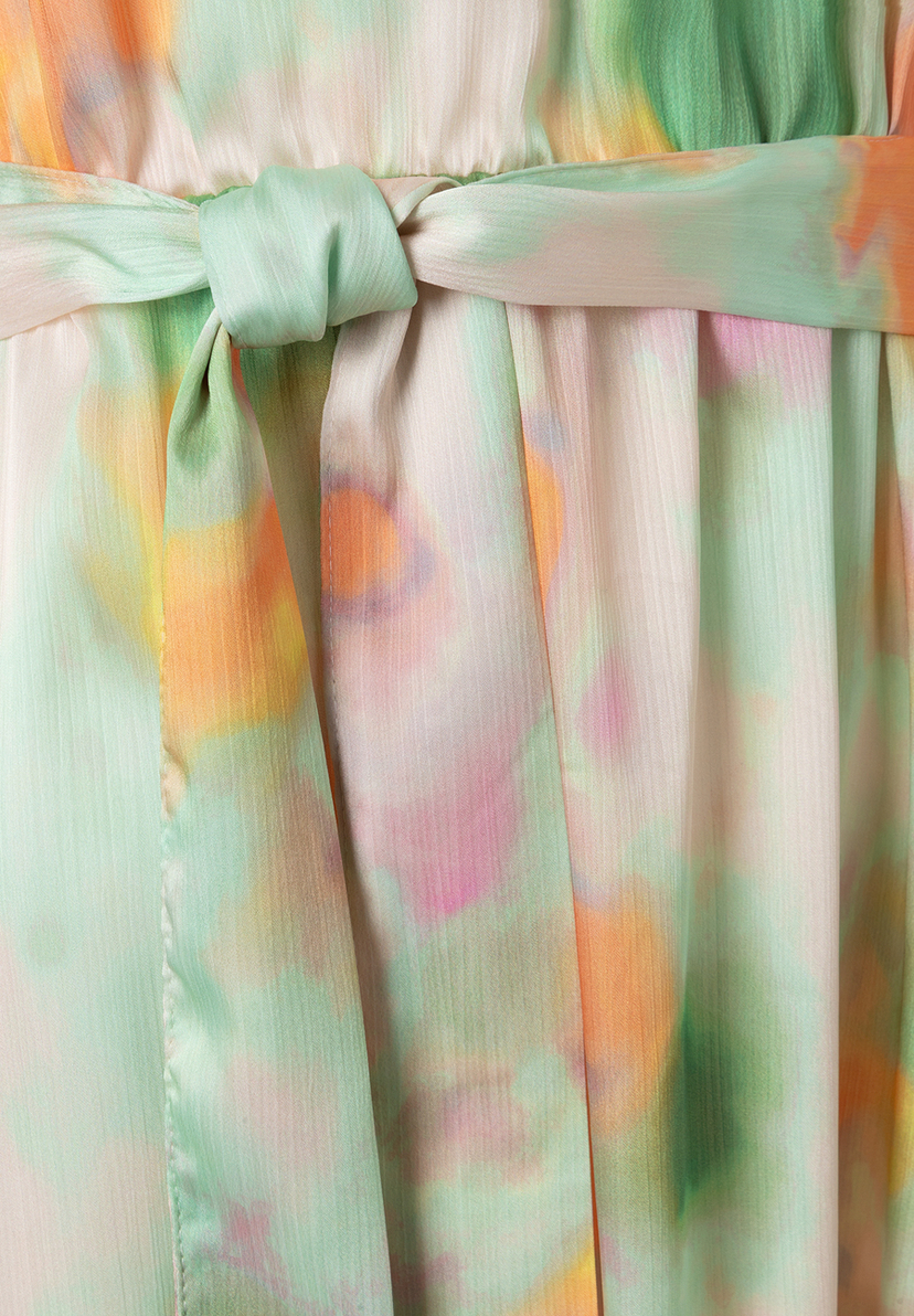 Nahaufnahme eines Oberteils von MORE & MORE mit Chiffon und fließendem, leichtem Stoff. Ein Knoten ist gebunden. Nahaufnahme eines Oberteils von MORE & MORE mit Chiffon und fließendem, leichtem Stoff. Ein Knoten ist gebunden.