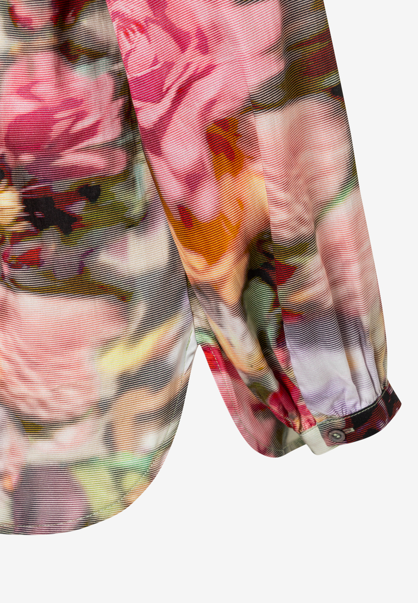 Detailansicht einer MORE & MORE Bluse mit Blumenmuster und langen Ärmeln. Detailansicht einer MORE & MORE Bluse mit Blumenmuster und langen Ärmeln.