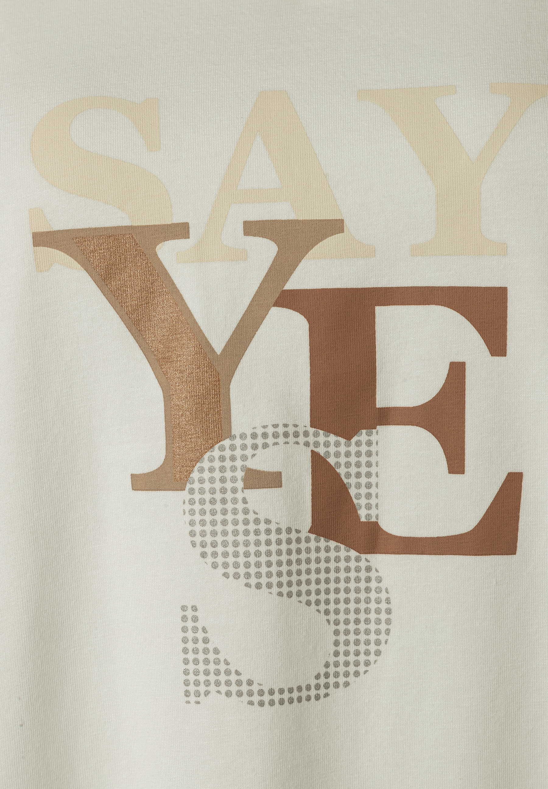 Nahaufnahme von MORE & MORE Oberteil mit Schriftzug 'Say Yes' in Beige- und Brauntönen. Nahaufnahme von MORE & MORE Oberteil mit Schriftzug 'Say Yes' in Beige- und Brauntönen.