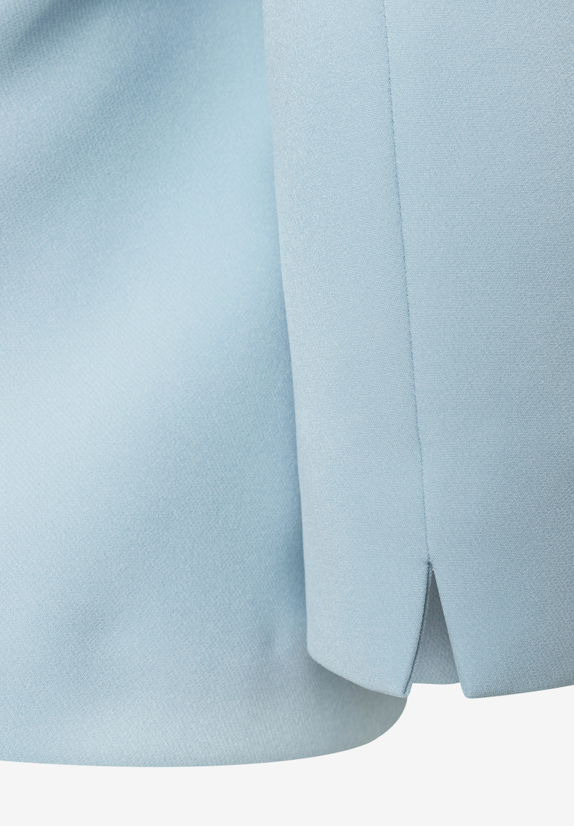 Nahaufnahme eines hellblauen MORE & MORE Blazers, der angenehmen Tragekomfort und Elastizität verspricht. Nahaufnahme eines hellblauen MORE & MORE Blazers, der angenehmen Tragekomfort und Elastizität verspricht.