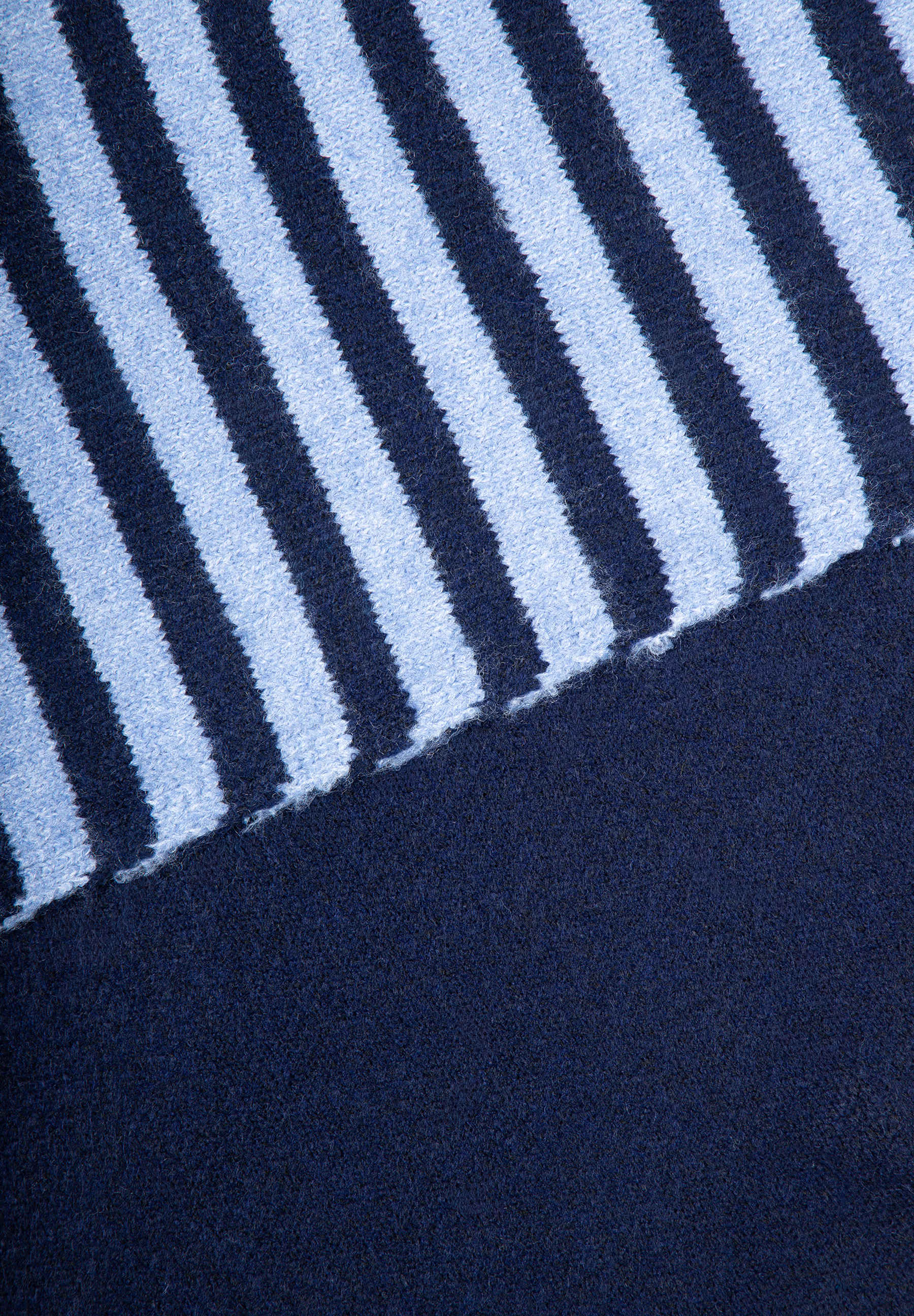 MORE & MORE Accessoires: Hellblaue und dunkelblaue diagonale Streifen über dunkelblauem Hintergrund. MORE & MORE Accessoires: Hellblaue und dunkelblaue diagonale Streifen über dunkelblauem Hintergrund.