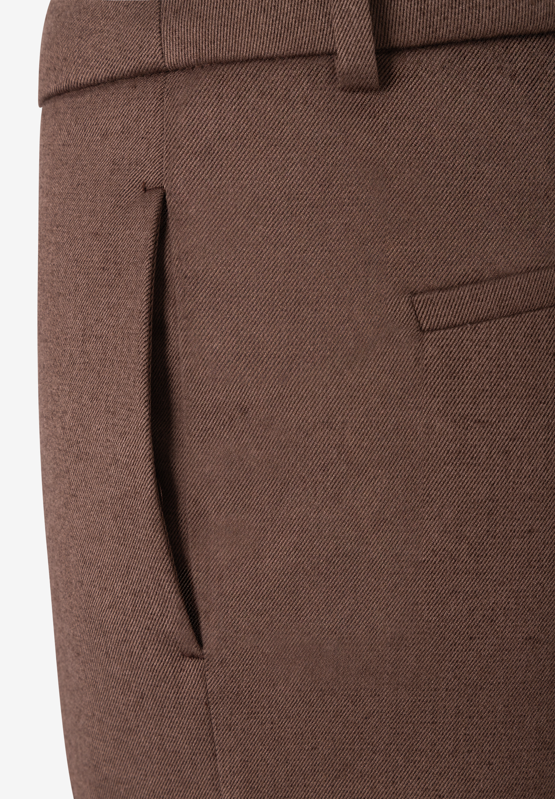 MORE & MORE Jeans: Nahaufnahme einer braunen Hose. Schräge Webstruktur sichtbar, Tascheneingriff und kleine Pattentasche zu erkennen. MORE & MORE Jeans: Nahaufnahme einer braunen Hose. Schräge Webstruktur sichtbar, Tascheneingriff und kleine Pattentasche zu erkennen.