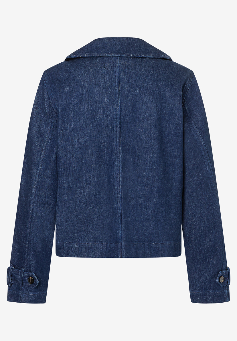Rückansicht einer blauen MORE & MORE Jeansjacke mit Kragen und Manschetten, gefertigt aus robustem Denim. Rückansicht einer blauen MORE & MORE Jeansjacke mit Kragen und Manschetten, gefertigt aus robustem Denim.