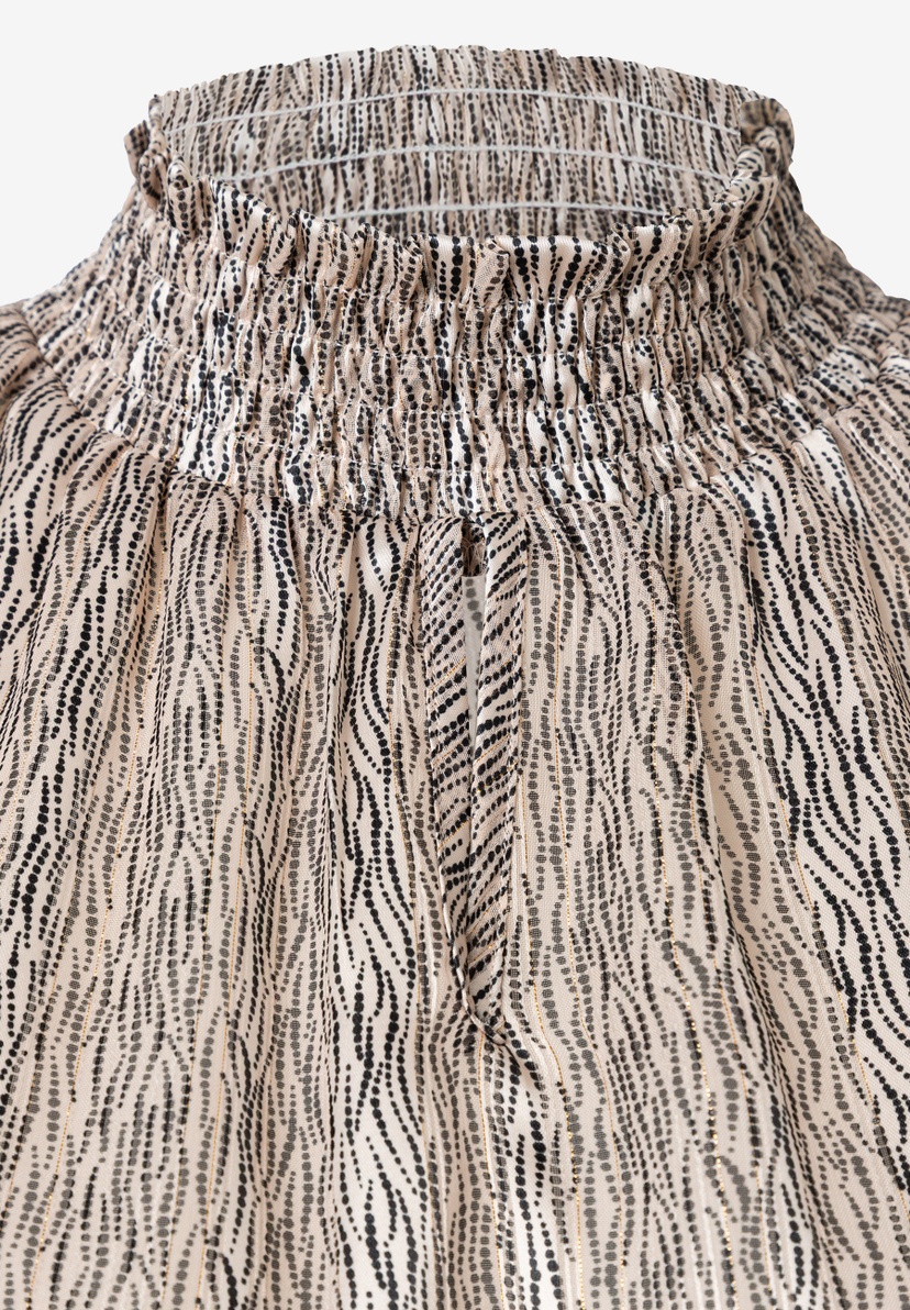 MORE & MORE Bluse: gemusterter Stoff mit schwarz-weißen Punkten und glitzernden goldenen Streifen. Raffinierter Halsausschnitt und vertikale Raffung.