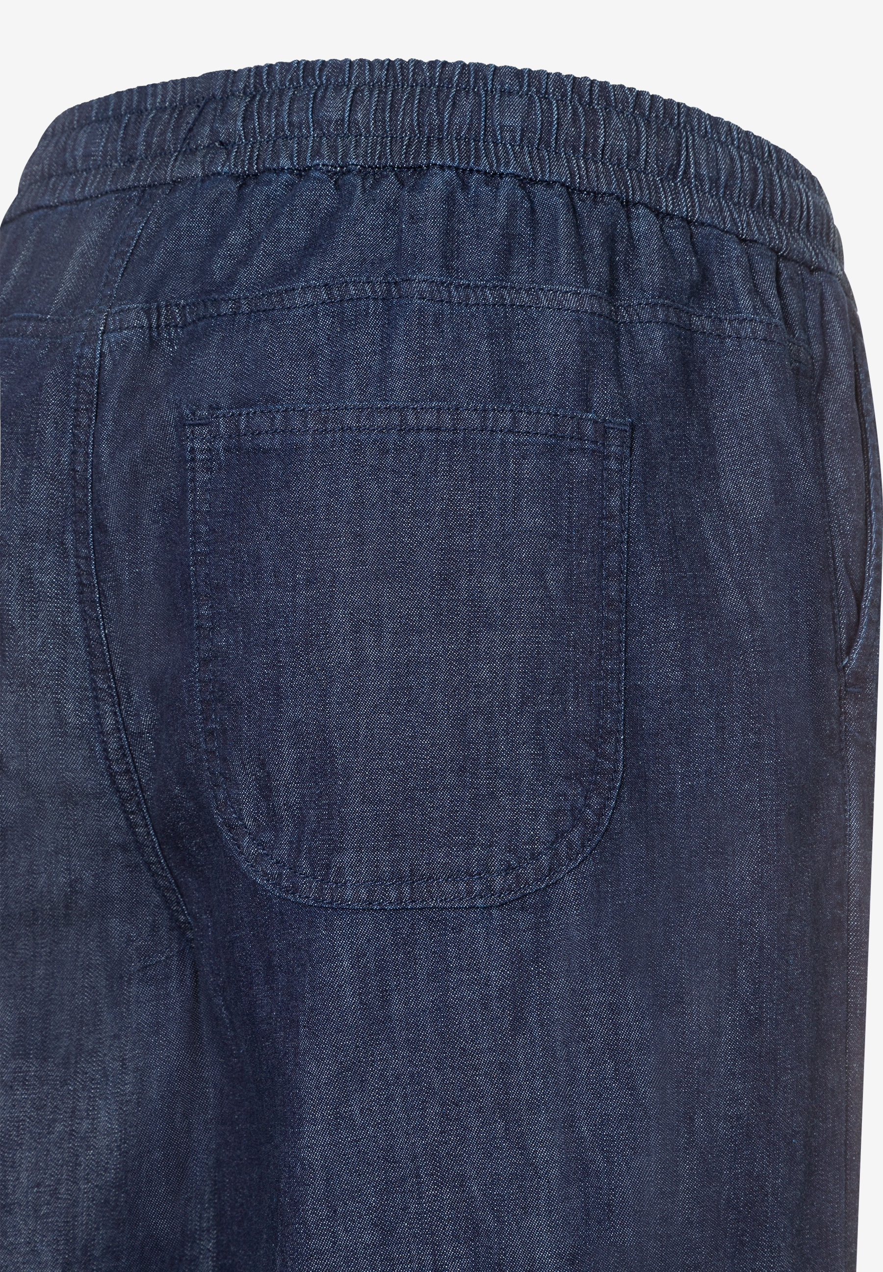Nahaufnahme der MORE & MORE Jeanshose aus Denim mit elastischem Bund und Gesäßtasche. Nahaufnahme der MORE & MORE Jeanshose aus Denim mit elastischem Bund und Gesäßtasche.