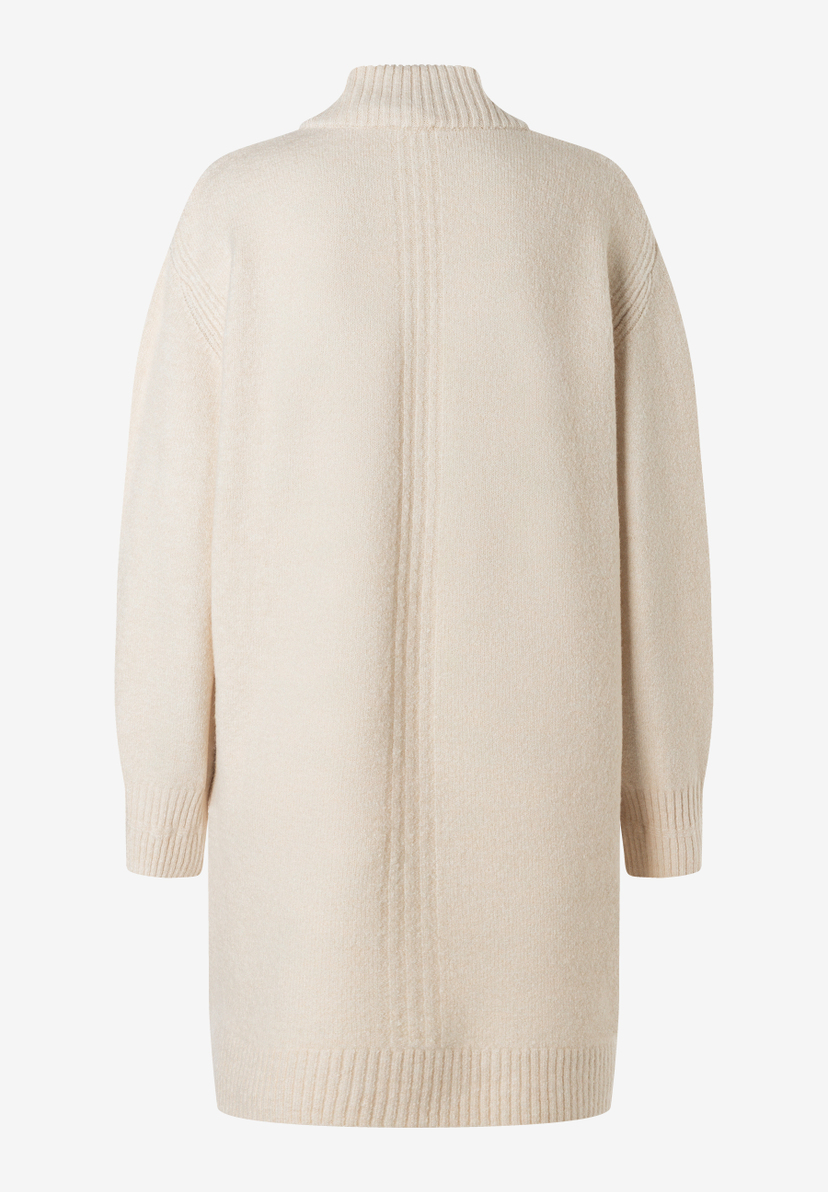MORE & MORE beigefarbenes Strickkleid von hinten. Es hat lange Ärmel, einen hohen Rollkragen und feine Rippenmuster. MORE & MORE beigefarbenes Strickkleid von hinten. Es hat lange Ärmel, einen hohen Rollkragen und feine Rippenmuster.