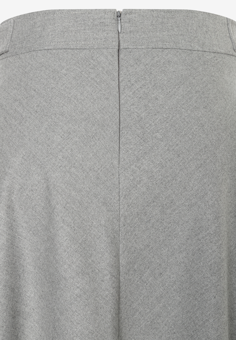 Detailansicht eines grauen MORE & MORE Rocks mit Reißverschluss in der hinteren Mitte. Detailansicht eines grauen MORE & MORE Rocks mit Reißverschluss in der hinteren Mitte.