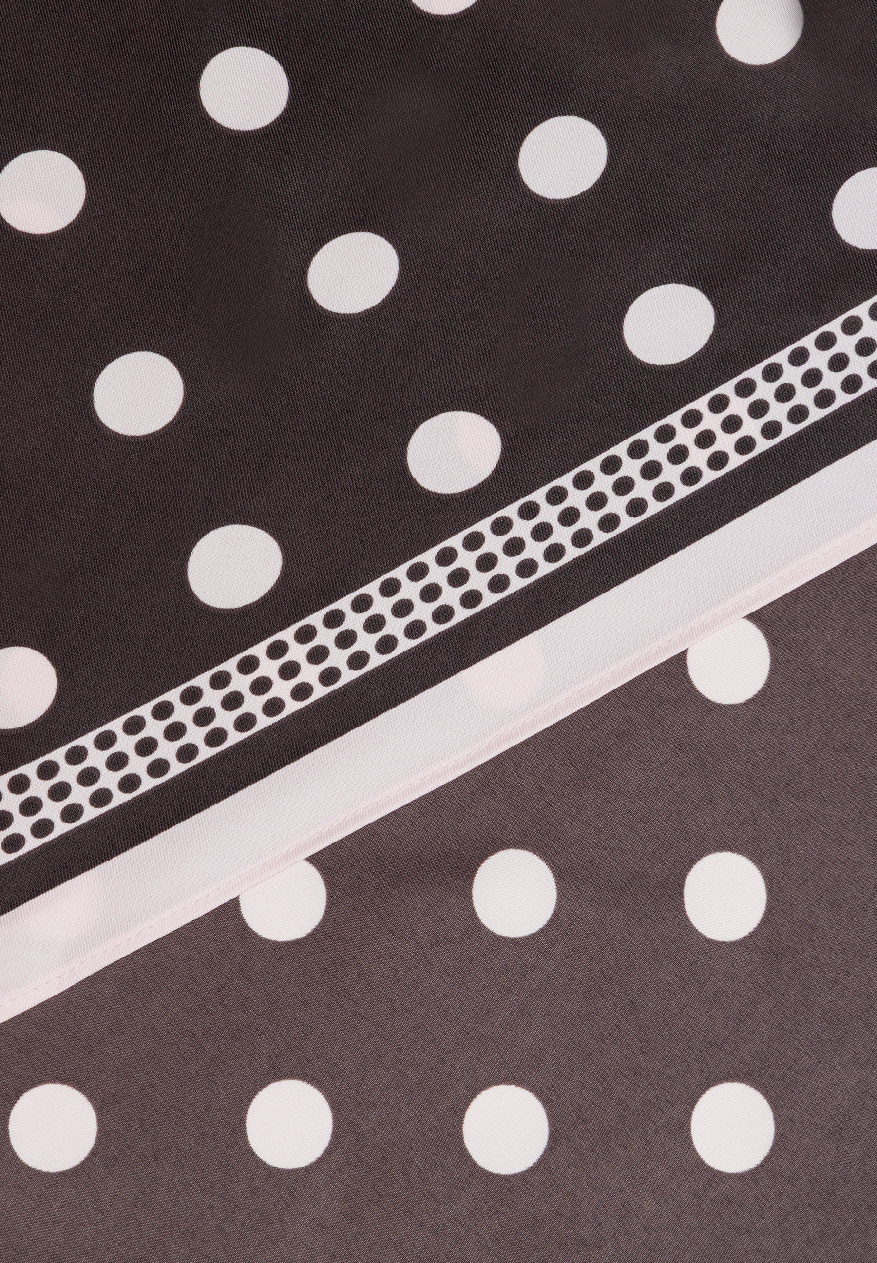 MORE & MORE Accessoire: Ein Schal mit schwarzen und weißen Punkten, unterbrochen von einem diagonalen Band mit zwei Reihen kleiner Punkte. MORE & MORE Accessoire: Ein Schal mit schwarzen und weißen Punkten, unterbrochen von einem diagonalen Band mit zwei Reihen kleiner Punkte.