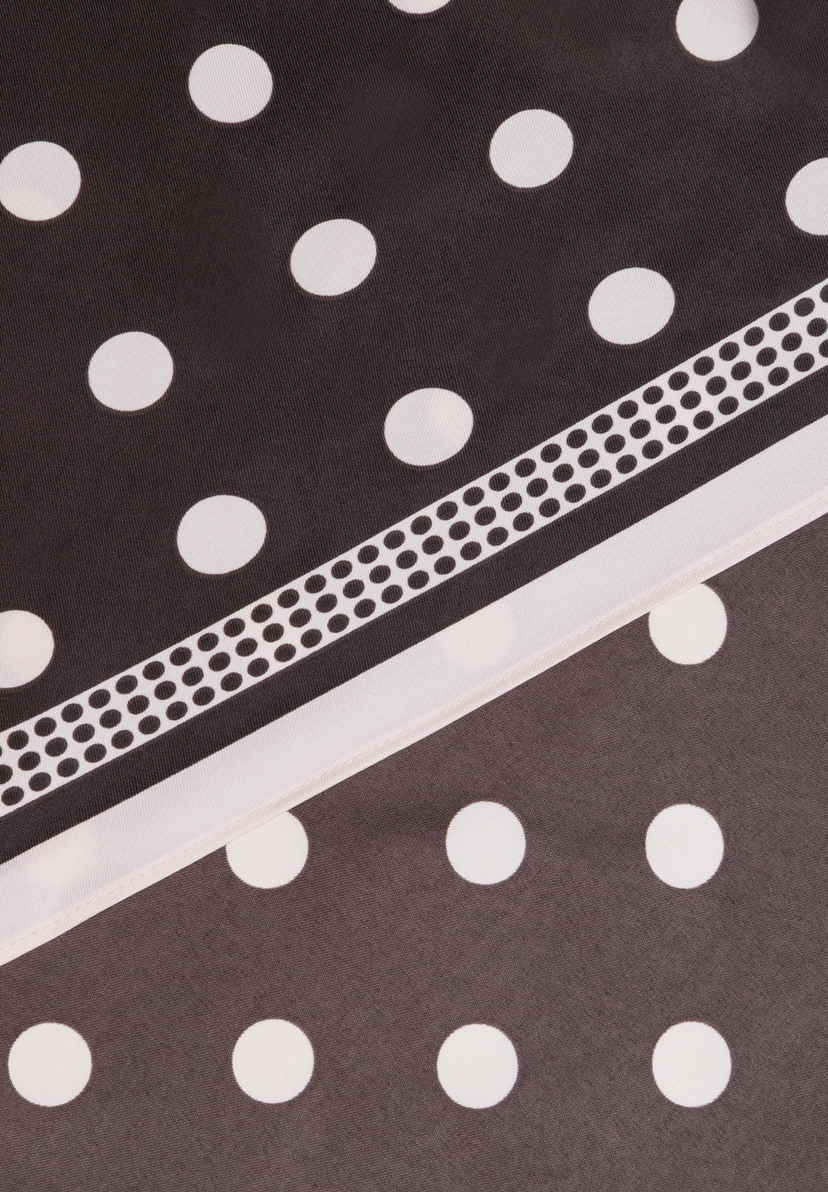 MORE & MORE Accessoire: Ein Schal mit schwarzen und weißen Punkten, unterbrochen von einem diagonalen Band mit zwei Reihen kleiner Punkte. MORE & MORE Accessoire: Ein Schal mit schwarzen und weißen Punkten, unterbrochen von einem diagonalen Band mit zwei Reihen kleiner Punkte.
