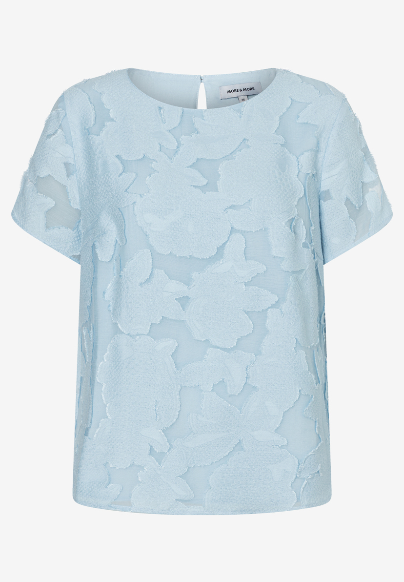 Hellblaue MORE & MORE Bluse mit floralem Muster und kurzen Ärmeln. Hellblaue MORE & MORE Bluse mit floralem Muster und kurzen Ärmeln.