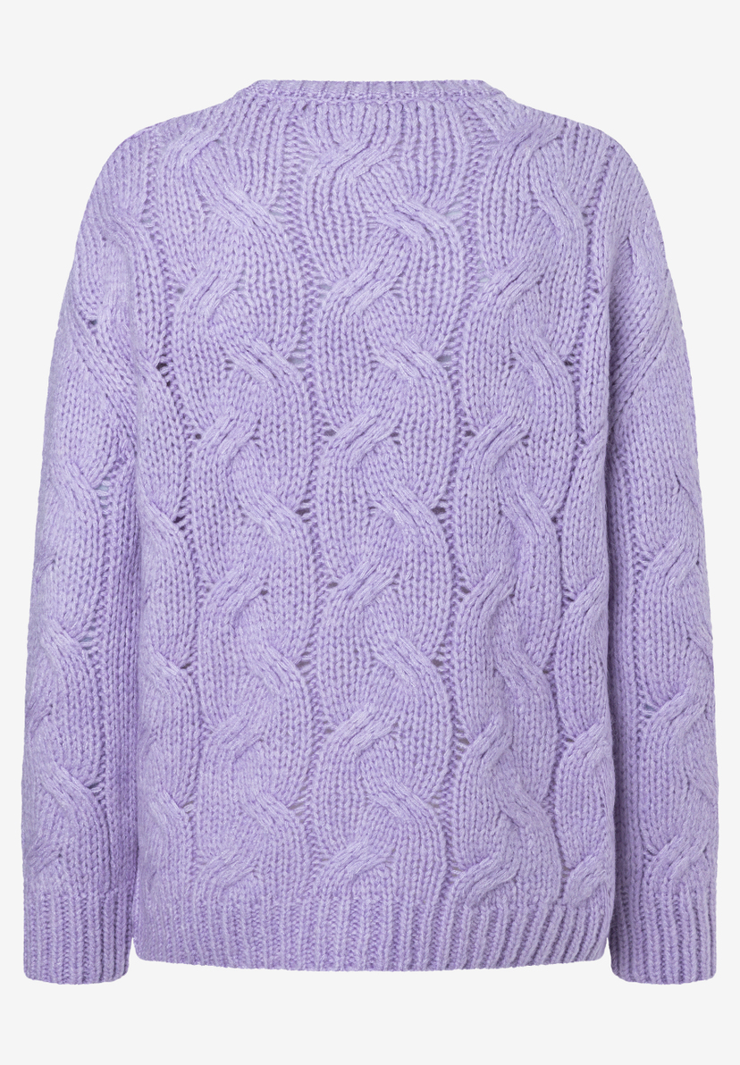 MORE & MORE Pullover in Flieder mit Zopfmuster, Rückansicht. MORE & MORE Pullover in Flieder mit Zopfmuster, Rückansicht.