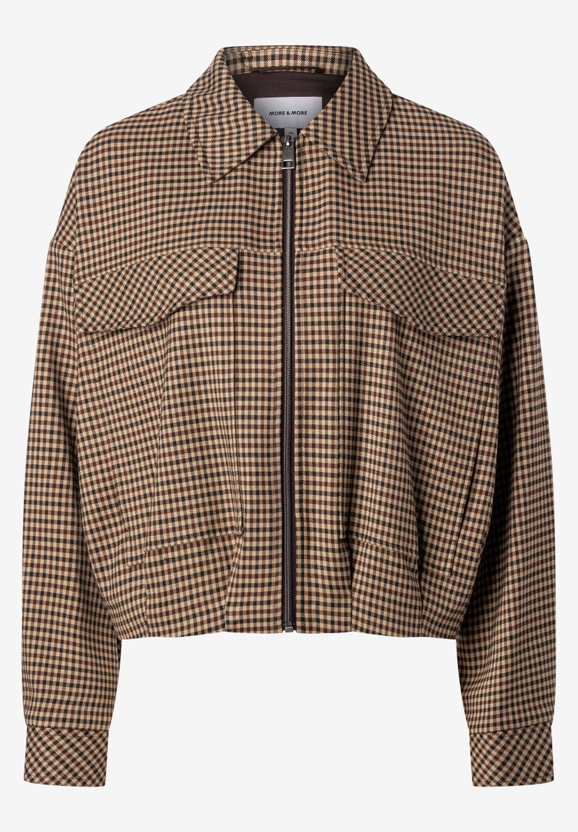 MORE & MORE Kurz-Blazer im braunen Hahnentrittmuster. Die kastige Jacke hat eine silberne Reißverschlussleiste und zwei Brusttaschen.