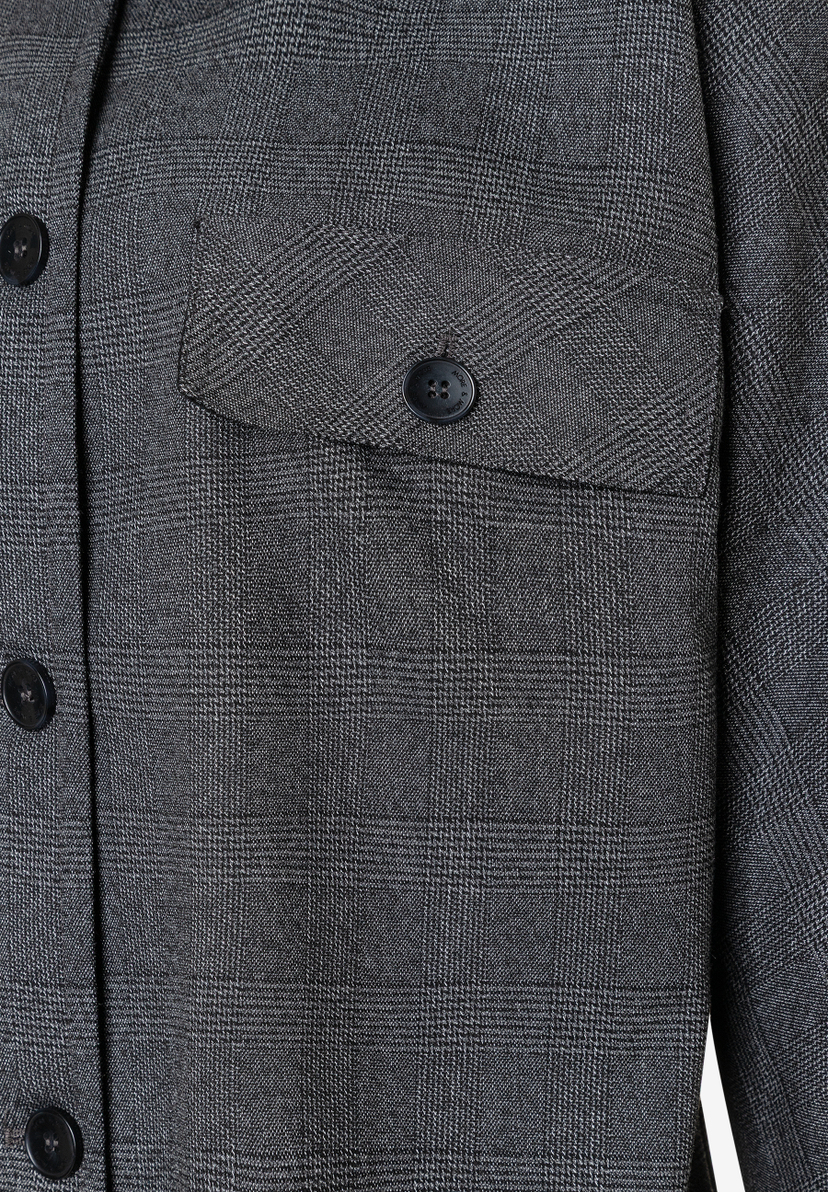 Nahaufnahme eines grauen MORE & MORE Blazers mit Karomuster, Brusttasche und Knöpfen. Nahaufnahme eines grauen MORE & MORE Blazers mit Karomuster, Brusttasche und Knöpfen.