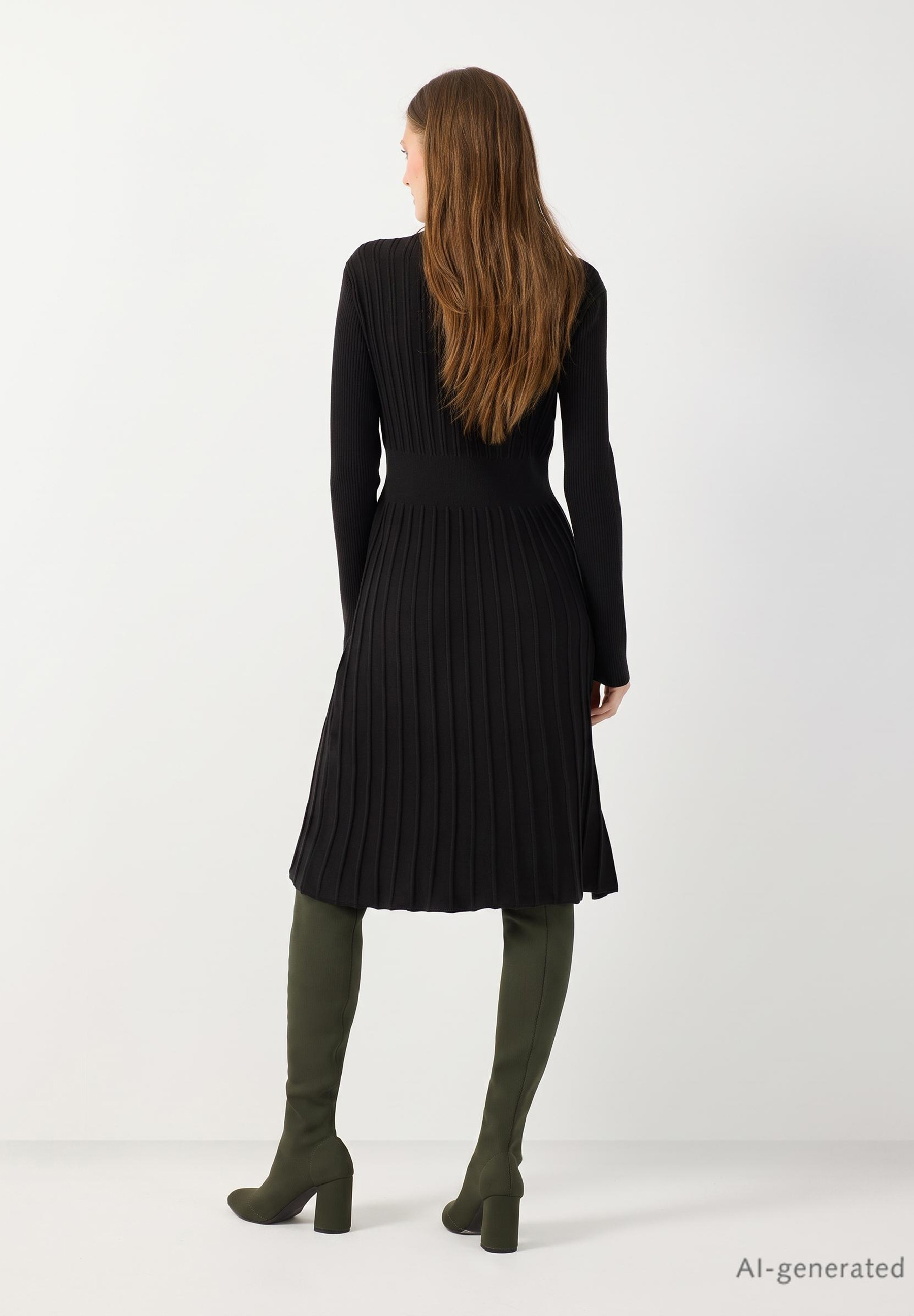 MORE & MORE Midikleid in Schwarz mit langen Ärmeln, Rippstrick und elastischem Material. Dazu Overknee-Stiefel in Khaki.
