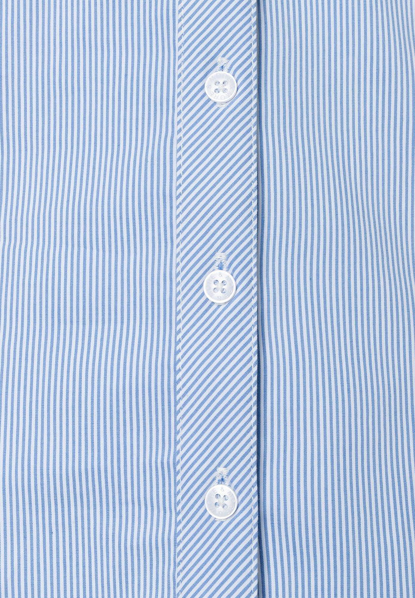 Nahaufnahme einer MORE & MORE Bluse mit blau-weißem Streifenmuster und Knopfleiste. Nahaufnahme einer MORE & MORE Bluse mit blau-weißem Streifenmuster und Knopfleiste.