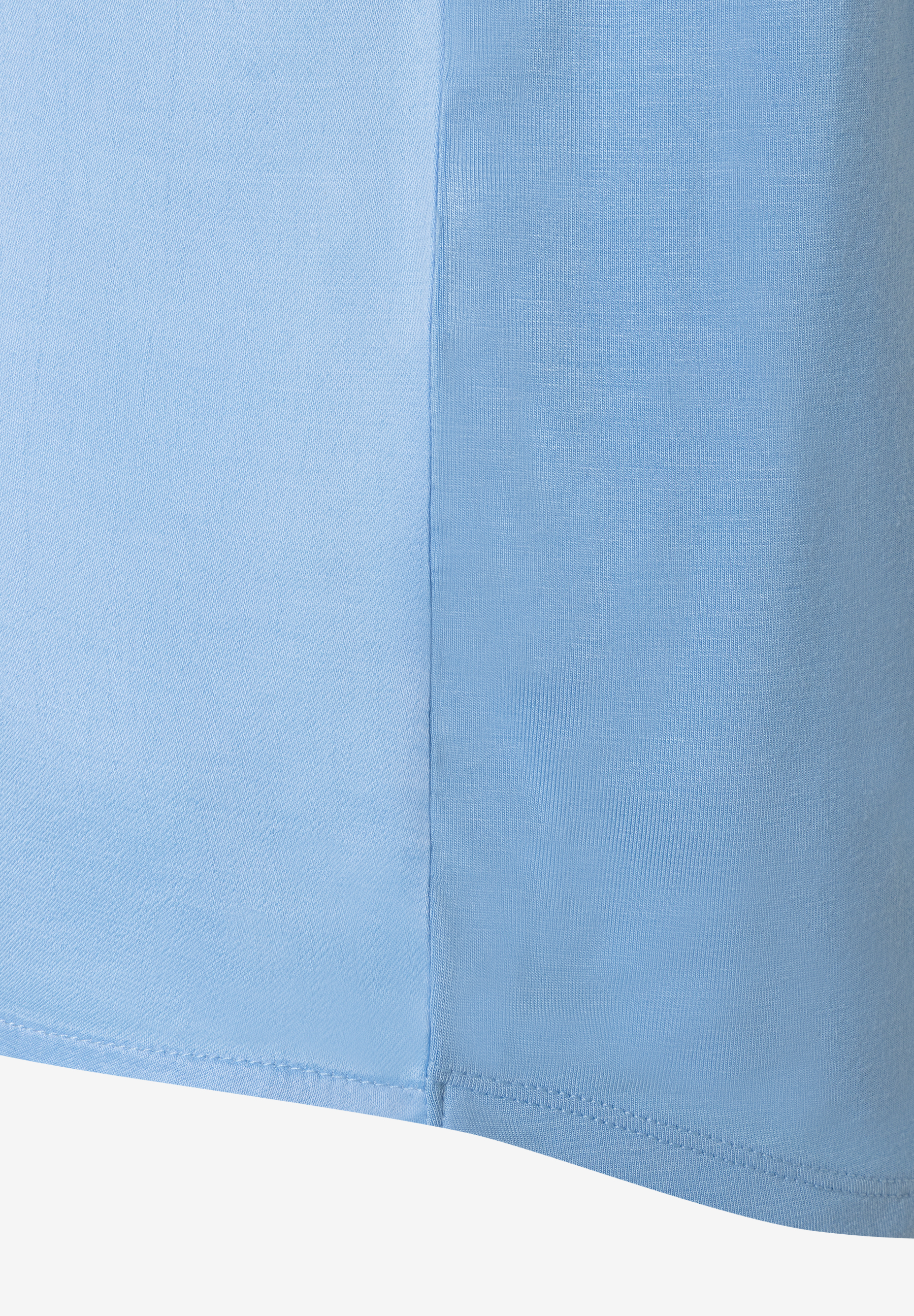 Nahaufnahme eines hellblauen MORE & MORE Oberteils aus Jersey und Satin mit angenehmem Tragekomfort. Nahaufnahme eines hellblauen MORE & MORE Oberteils aus Jersey und Satin mit angenehmem Tragekomfort.