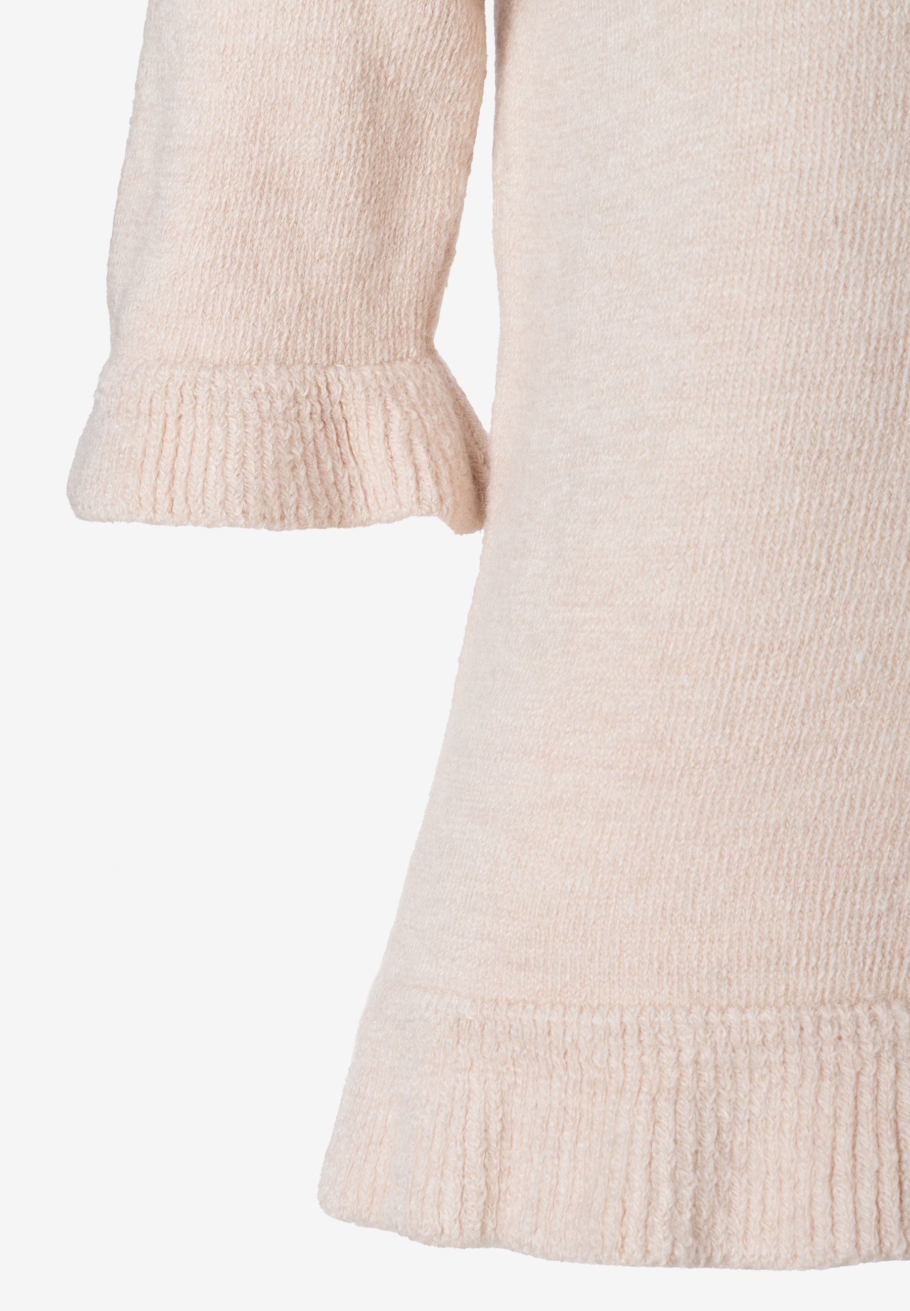 MORE & MORE rosafarbener Strickpullover mit gerüschten Ärmelbündchen, Nahaufnahme auf beigem Hintergrund.