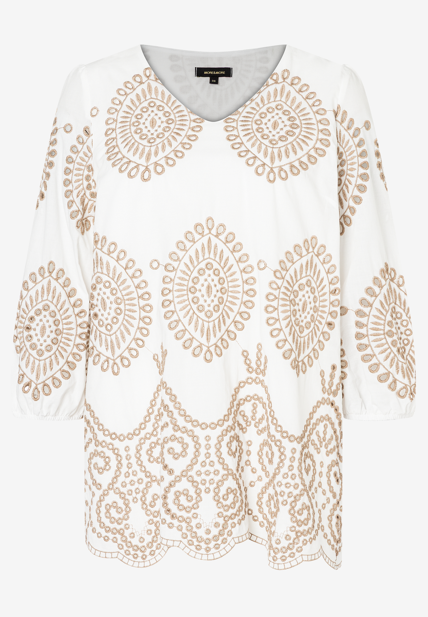 Eine weiße MORE & MORE Bluse mit V-Ausschnitt und brauner, kreisförmiger Spitze. Eine weiße MORE & MORE Bluse mit V-Ausschnitt und brauner, kreisförmiger Spitze.