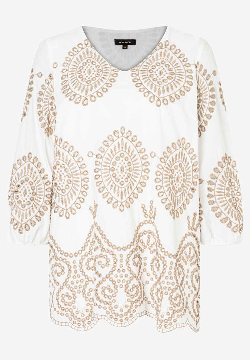 Eine weiße MORE & MORE Bluse mit V-Ausschnitt und brauner, kreisförmiger Spitze. Eine weiße MORE & MORE Bluse mit V-Ausschnitt und brauner, kreisförmiger Spitze.