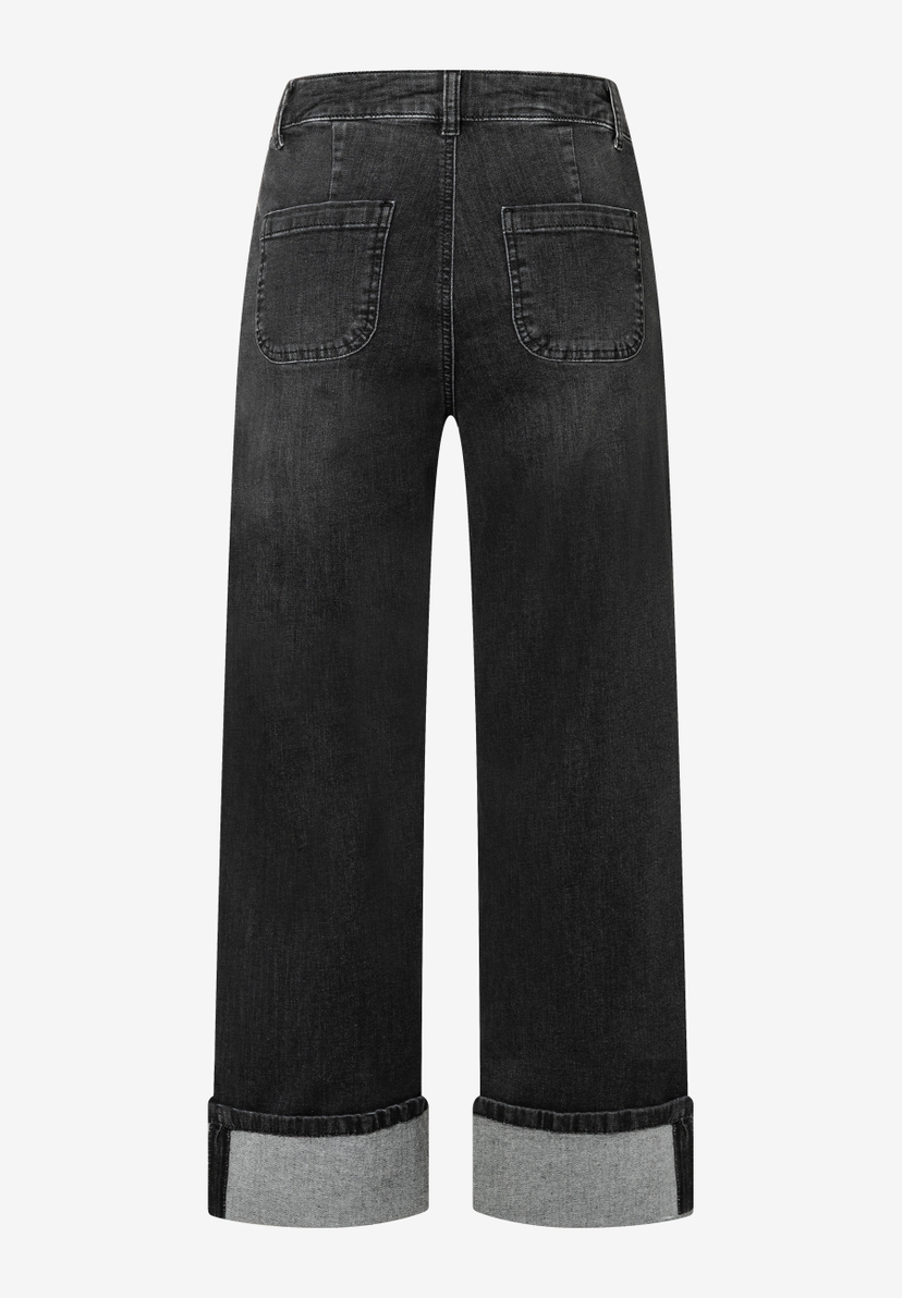 Eine schwarze MORE & MORE Jeans mit hochgekrempelten Beinen von hinten. Eine schwarze MORE & MORE Jeans mit hochgekrempelten Beinen von hinten.