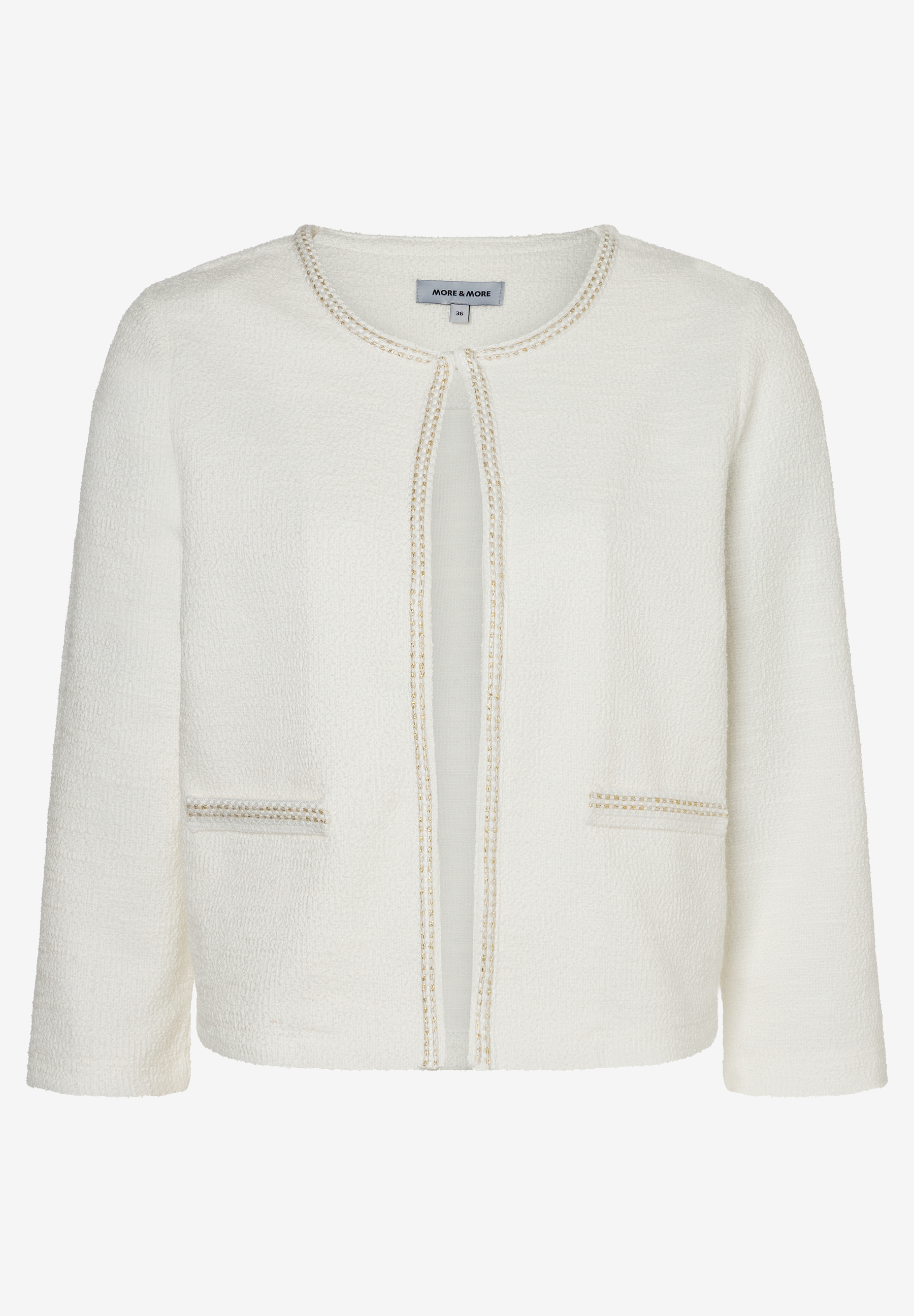 Eine weiße Bouclé-Jacke von MORE & MORE, ein offenes Oberteil mit goldfarbener Paspelierung und aufgesetzten Taschen. Eine weiße Bouclé-Jacke von MORE & MORE, ein offenes Oberteil mit goldfarbener Paspelierung und aufgesetzten Taschen.