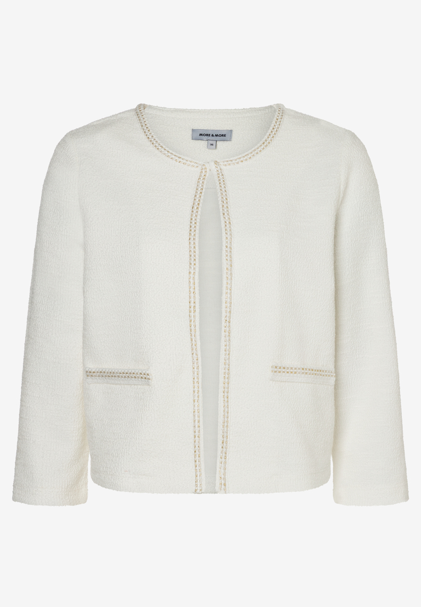Eine weiße Bouclé-Jacke von MORE & MORE, ein offenes Oberteil mit goldfarbener Paspelierung und aufgesetzten Taschen. Eine weiße Bouclé-Jacke von MORE & MORE, ein offenes Oberteil mit goldfarbener Paspelierung und aufgesetzten Taschen.