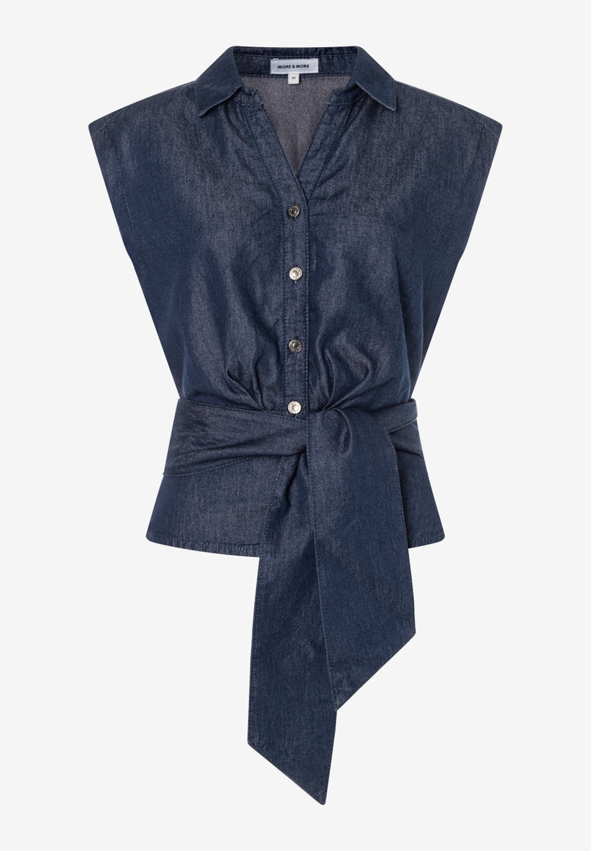 MORE & MORE Bluse aus weichem Denim. Kurzärmeliges Oberteil in Dunkelblau mit Hemdkragen, V-Ausschnitt, Knopfleiste und Bindegürtel. MORE & MORE Bluse aus weichem Denim. Kurzärmeliges Oberteil in Dunkelblau mit Hemdkragen, V-Ausschnitt, Knopfleiste und Bindegürtel.