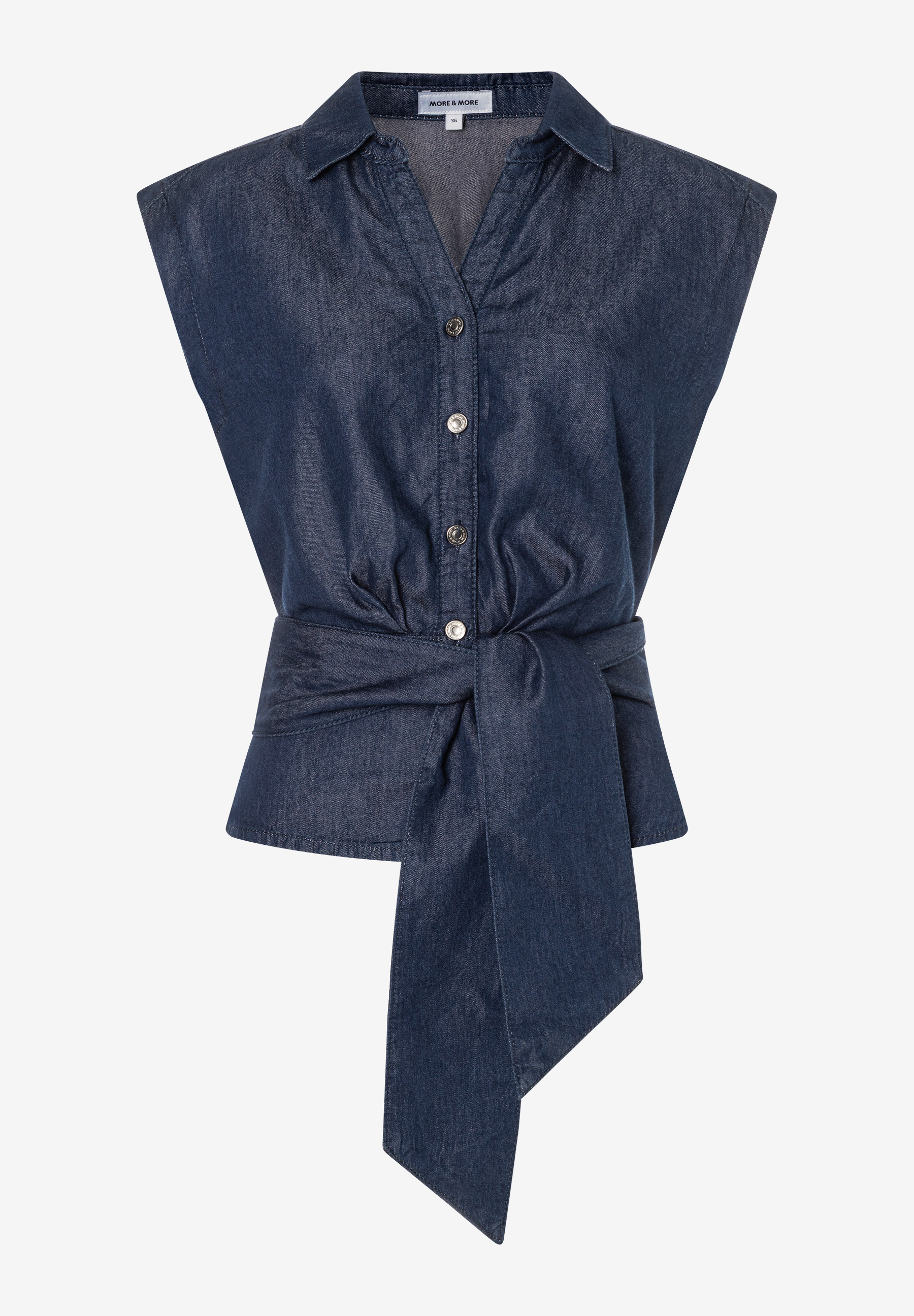MORE & MORE Bluse aus weichem Denim. Kurzärmeliges Oberteil in Dunkelblau mit Hemdkragen, V-Ausschnitt, Knopfleiste und Bindegürtel. MORE & MORE Bluse aus weichem Denim. Kurzärmeliges Oberteil in Dunkelblau mit Hemdkragen, V-Ausschnitt, Knopfleiste und Bindegürtel.