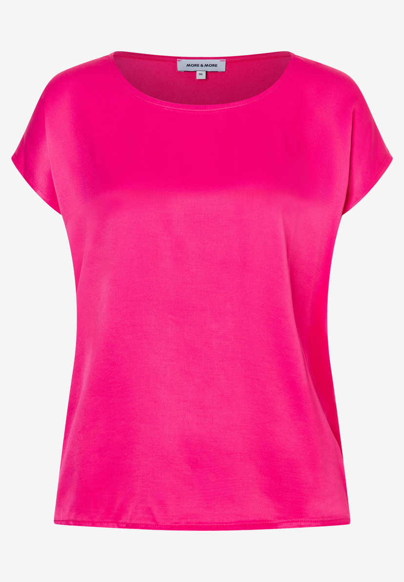 Ein pinkfarbenes MORE & MORE T-Shirt mit kurzen Ärmeln vor einem weißen Hintergrund. Ein pinkfarbenes MORE & MORE T-Shirt mit kurzen Ärmeln vor einem weißen Hintergrund.