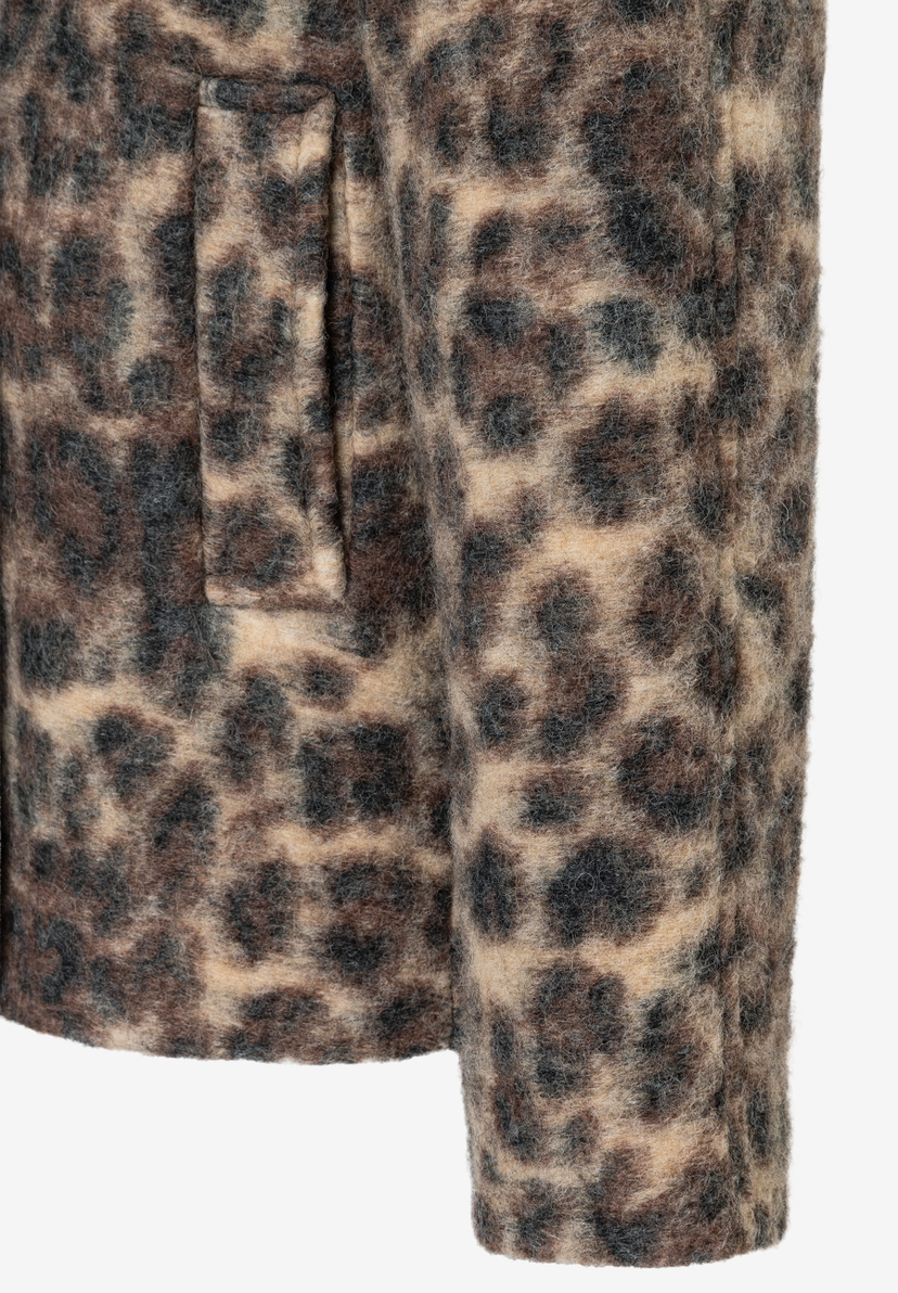 Detailansicht eines MORE & MORE Oberteils mit auffälligem Leopardenmuster und warmer Webware-Konstruktion. Detailansicht eines MORE & MORE Oberteils mit auffälligem Leopardenmuster und warmer Webware-Konstruktion.