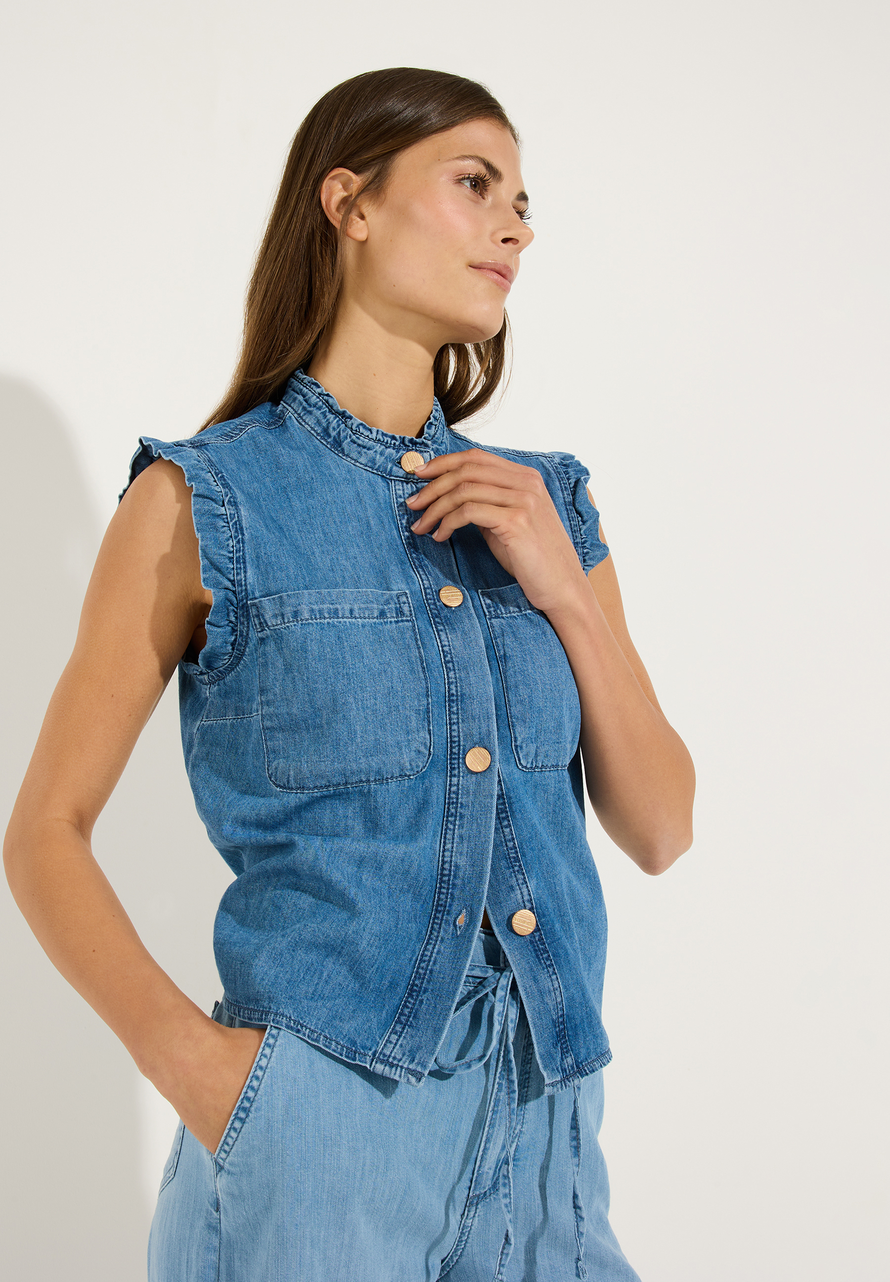 MORE & MORE Jeansbluse aus Denim und gemusterter Rock. Elegante Damengarderobe mit hautfreundlichem Komfort.