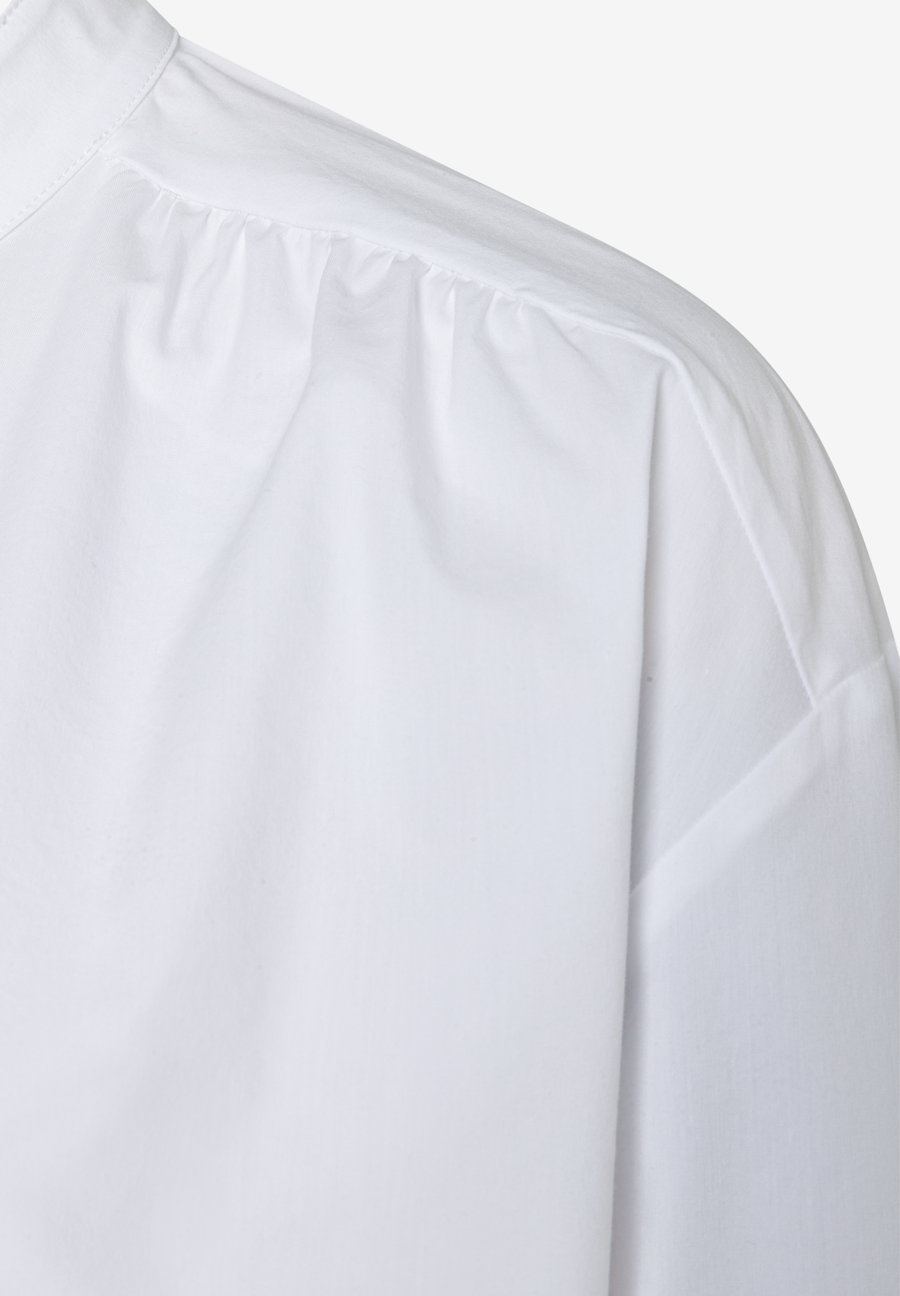 Detailaufnahme einer weißen MORE & MORE Bluse mit Popeline-Struktur, die angenehm, elastisch und hautfreundlich ist. Detailaufnahme einer weißen MORE & MORE Bluse mit Popeline-Struktur, die angenehm, elastisch und hautfreundlich ist.