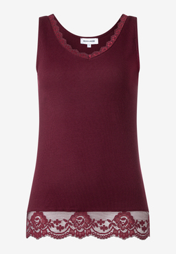 MORE & MORE Rippstrick-Tanktop in Rot mit V-Ausschnitt und eleganter Blumenstickerei am Saum.