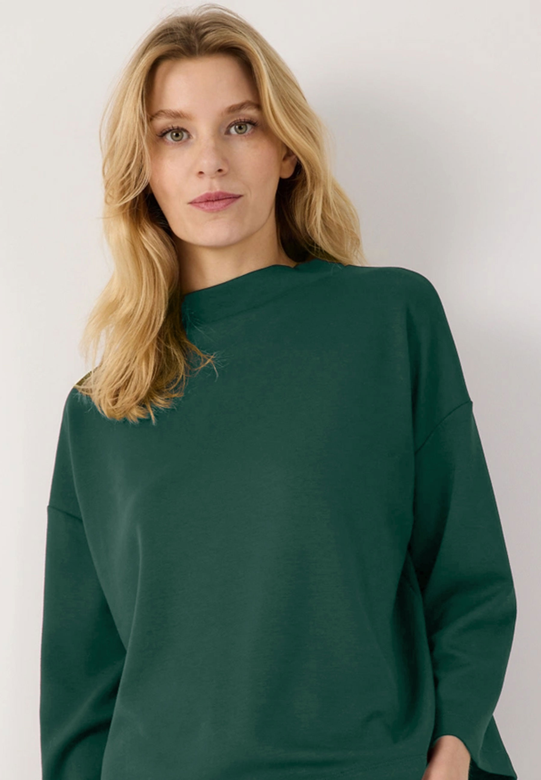 MORE & MORE Damen Sweatshirt mit Stehkragen und Interlock-Struktur in Dunkelgrün, angenehmer Tragekomfort.