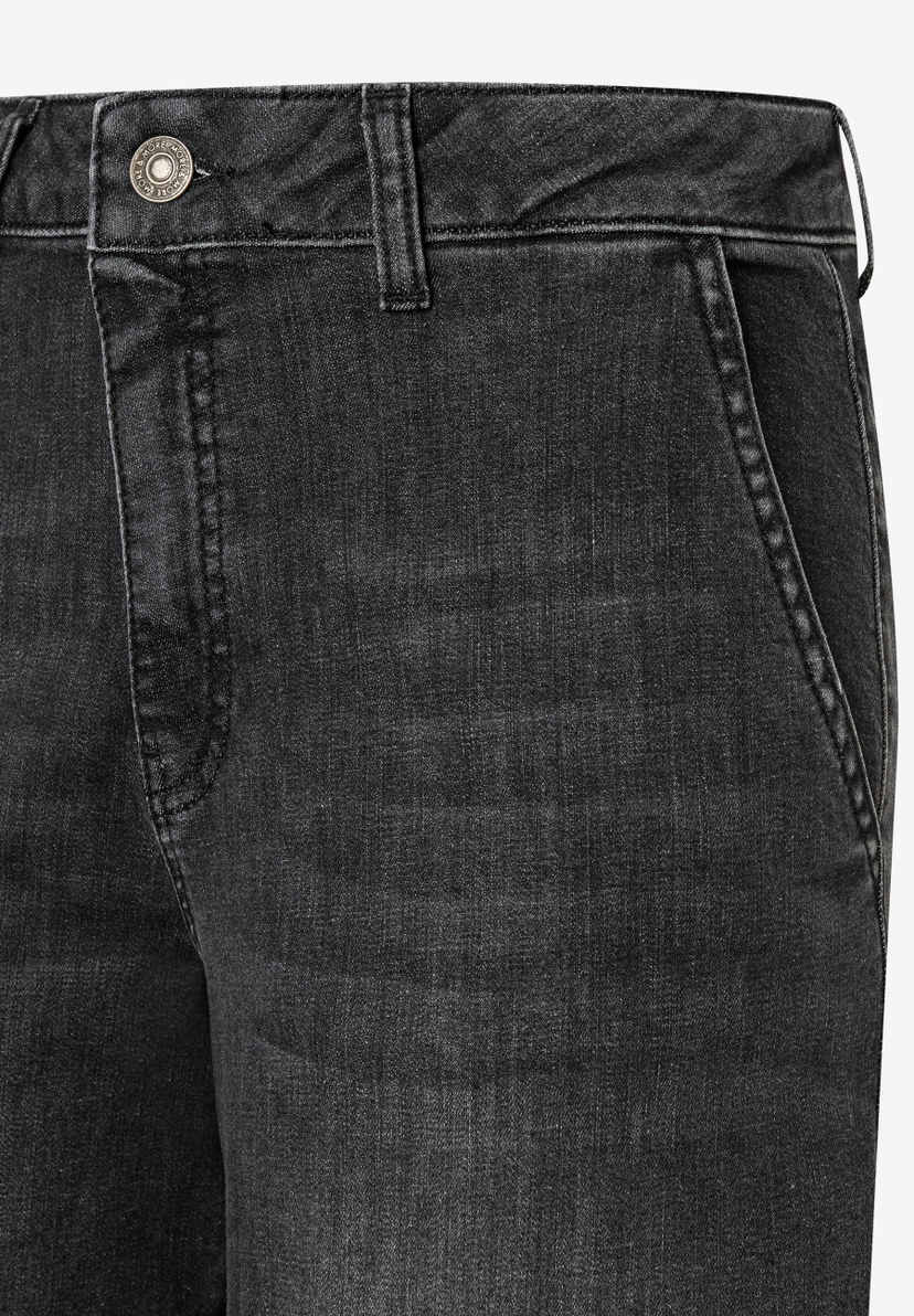 Nahaufnahme einer MORE & MORE Jeans aus Denim, die bequemen und elastischen Tragekomfort verspricht. Nahaufnahme einer MORE & MORE Jeans aus Denim, die bequemen und elastischen Tragekomfort verspricht.