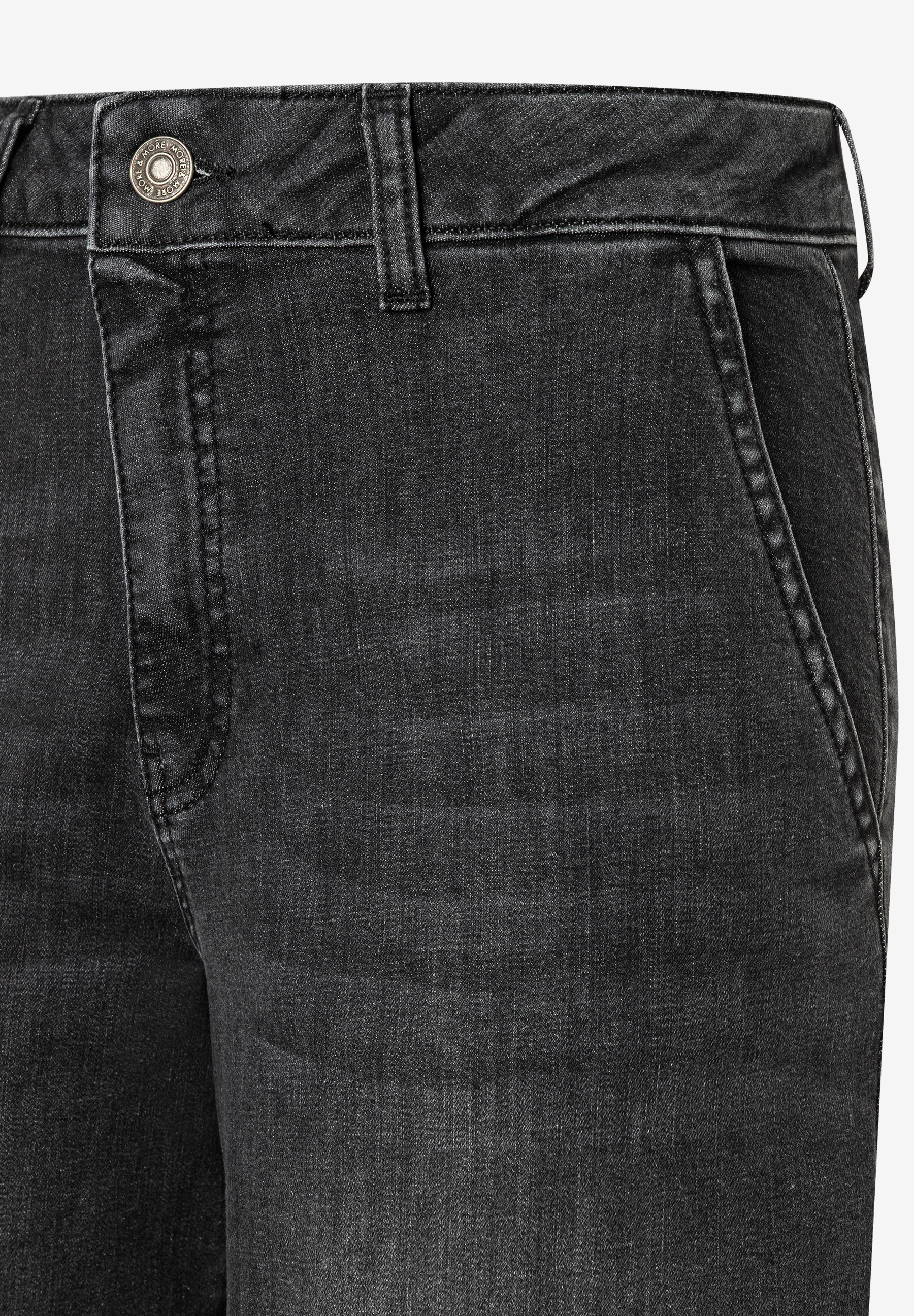 Nahaufnahme einer MORE & MORE Jeans aus Denim, die bequemen und elastischen Tragekomfort verspricht. Nahaufnahme einer MORE & MORE Jeans aus Denim, die bequemen und elastischen Tragekomfort verspricht.